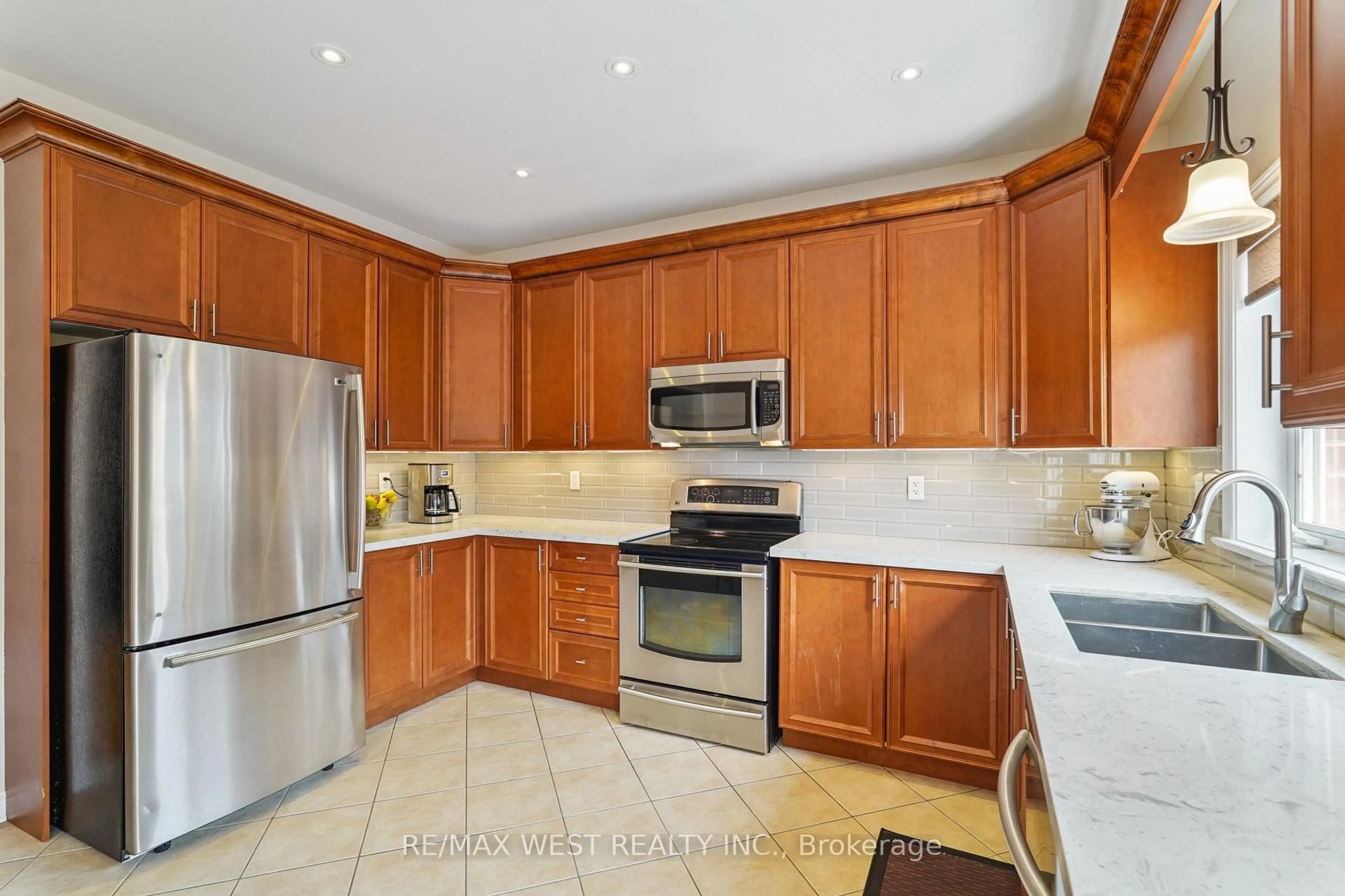 Standard kitchen, ceramic/tile floor for 148 Chayna Cres, Vaughan Ontario L6A 0L6