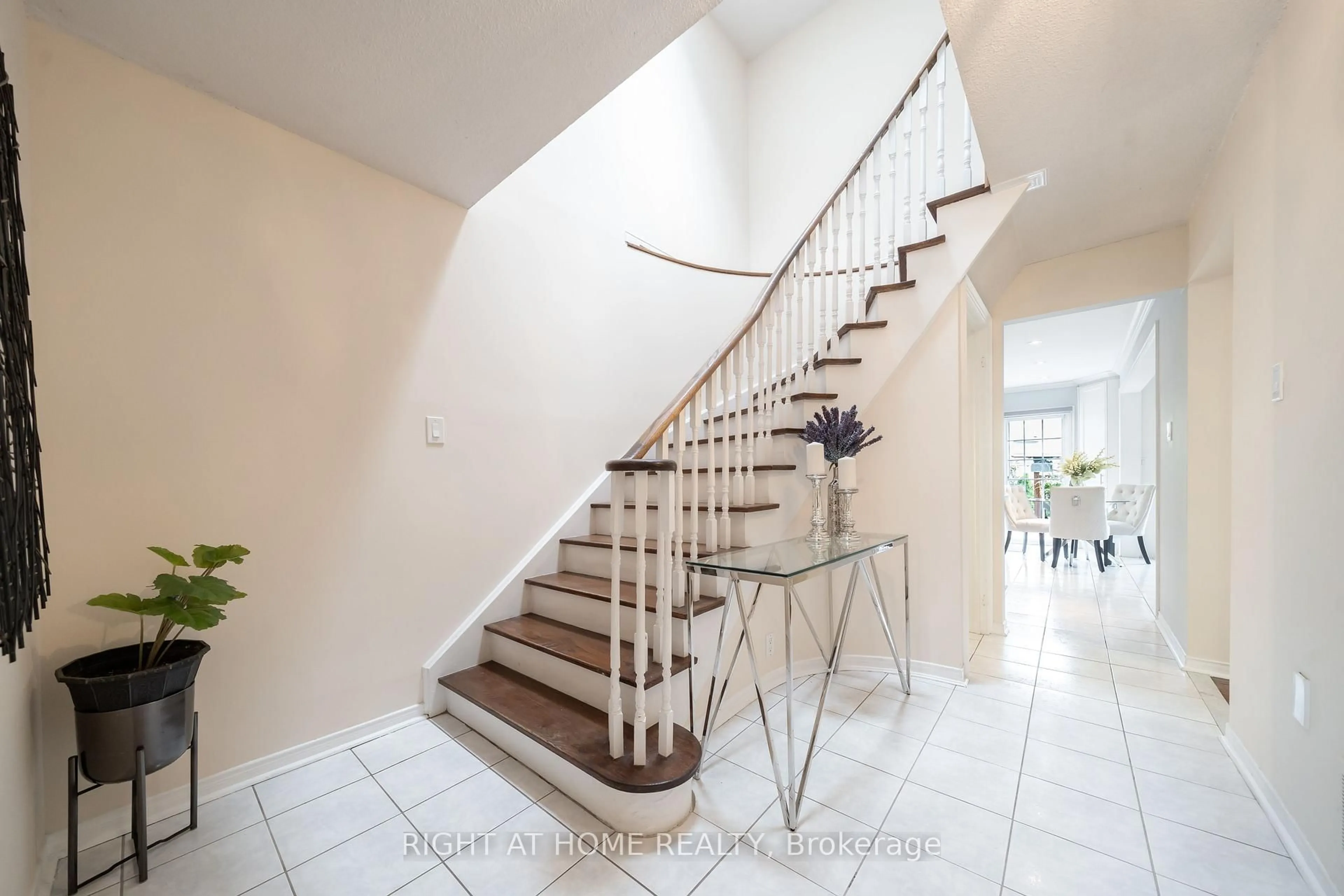 Indoor foyer for 259 Tall Grass Tr, Vaughan Ontario L4L 3P7