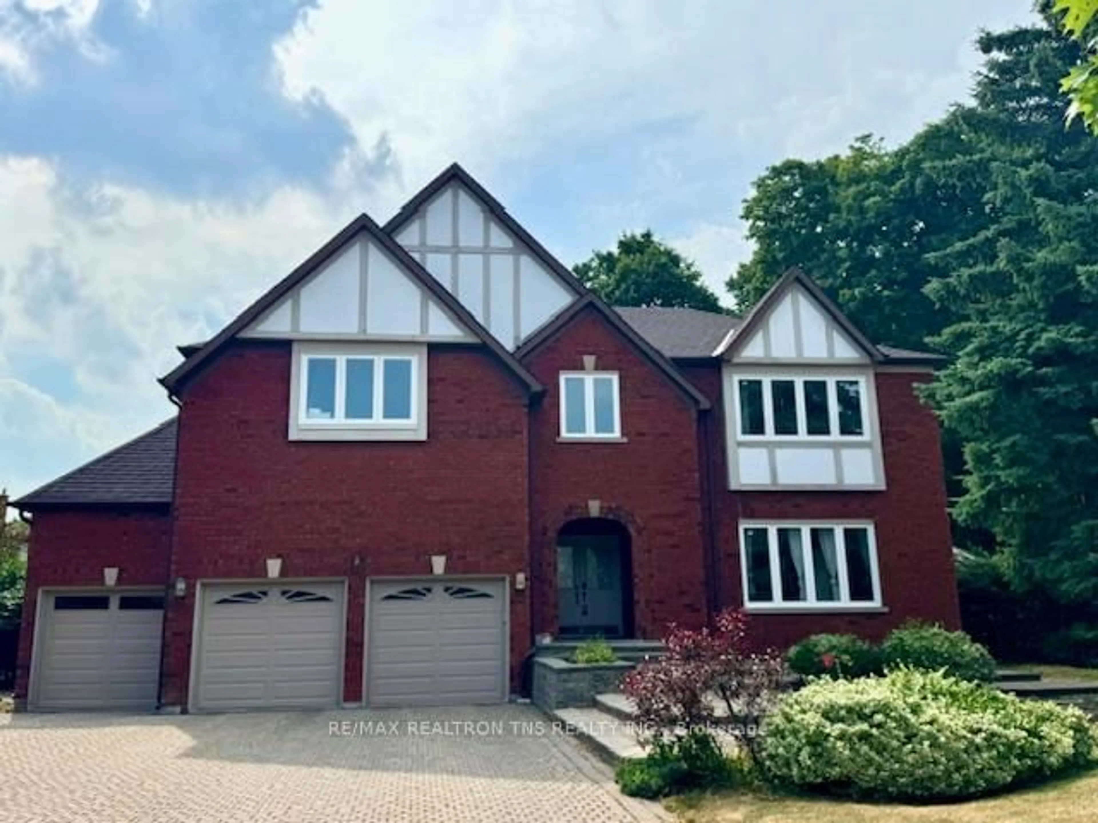 Home with brick exterior material, street for 16 Chaplin Crt, Richmond Hill Ontario L4B 2Y1