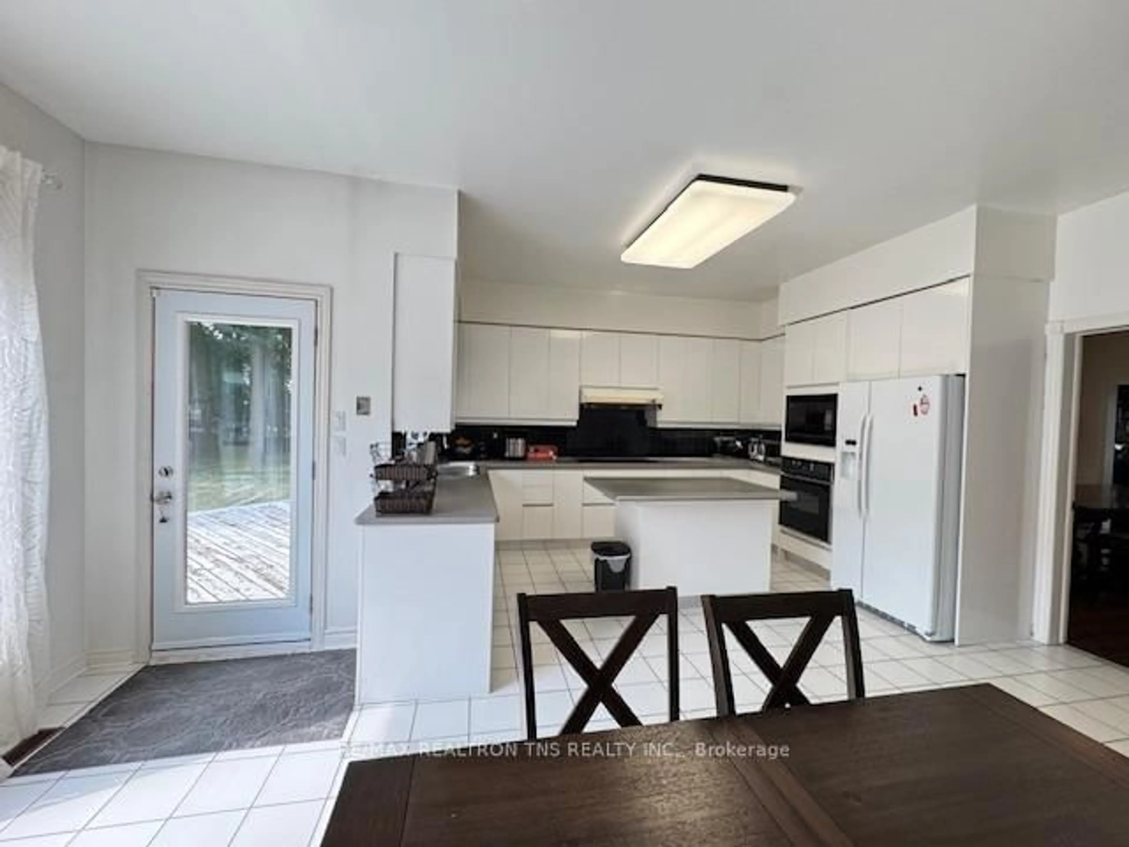 Open concept kitchen, unknown for 16 Chaplin Crt, Richmond Hill Ontario L4B 2Y1