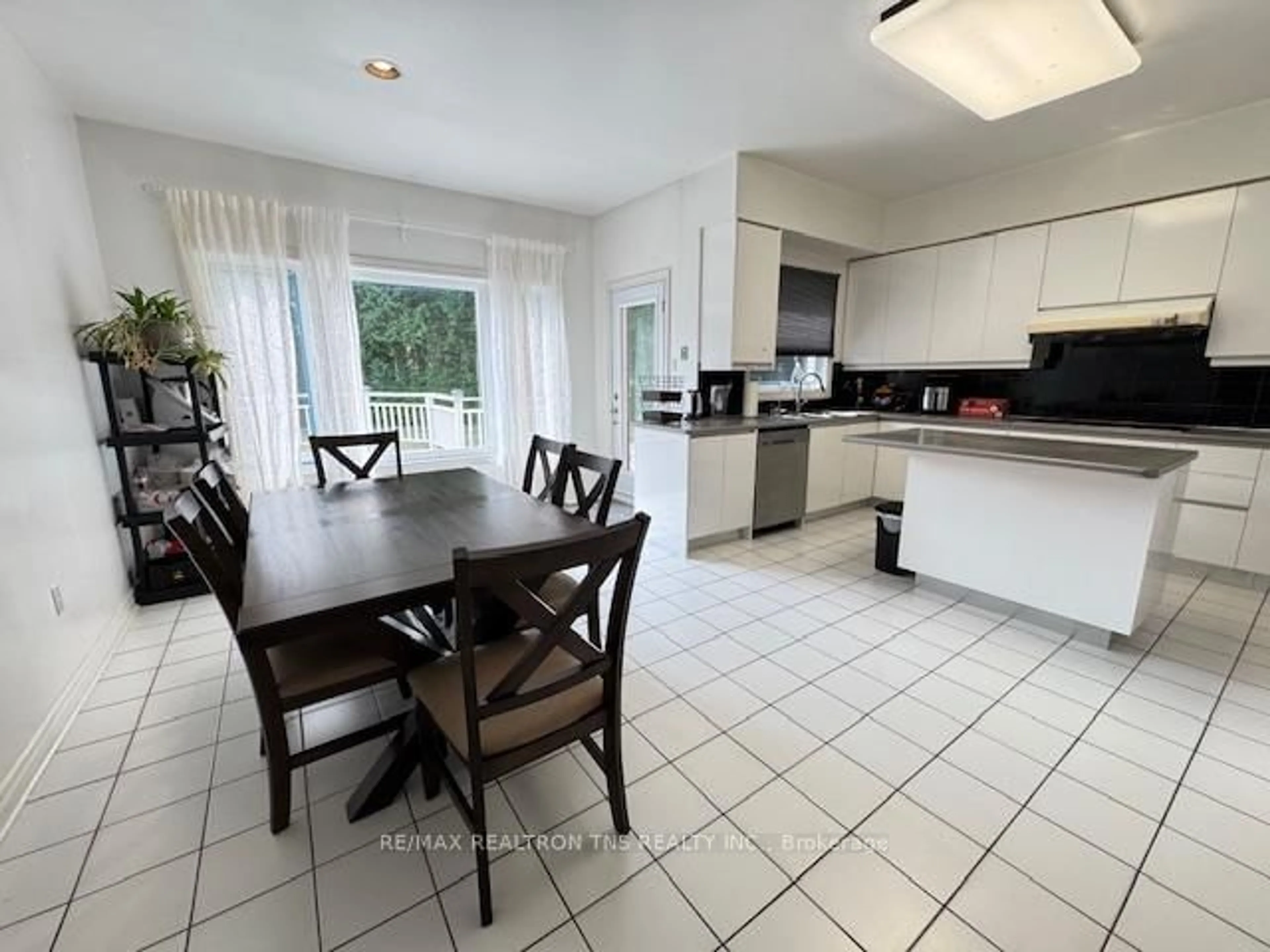 Open concept kitchen, ceramic/tile floor for 16 Chaplin Crt, Richmond Hill Ontario L4B 2Y1