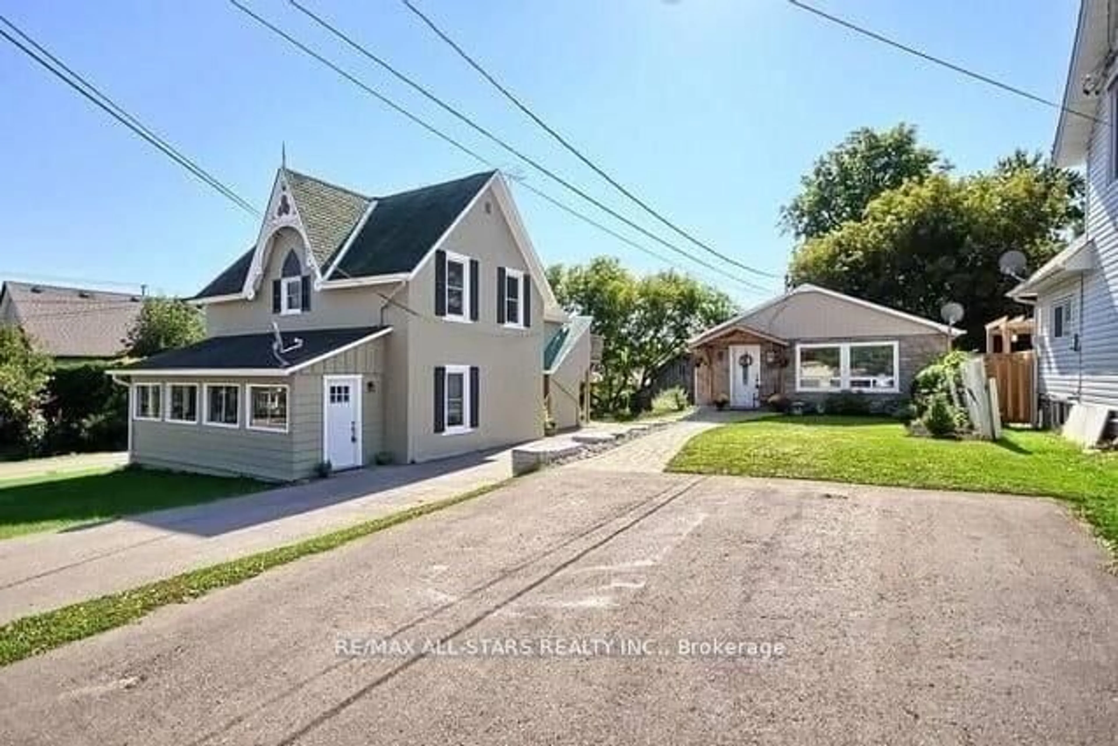 A pic from outside/outdoor area/front of a property/back of a property/a pic from drone, street for 194/198 Brock St, Uxbridge Ontario L9P 1E9