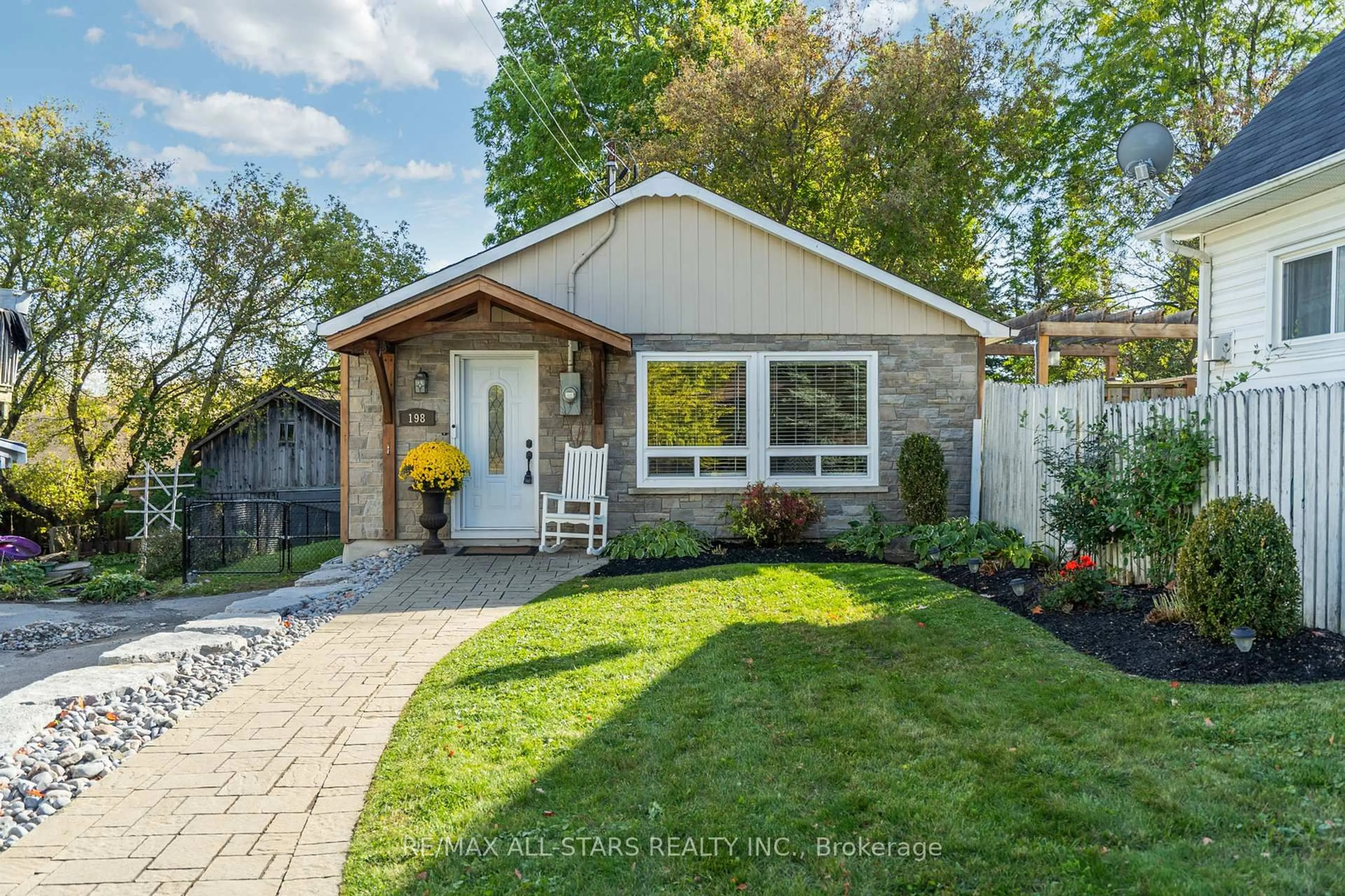 Home with brick exterior material, street for 194/198 Brock St, Uxbridge Ontario L9P 1E9