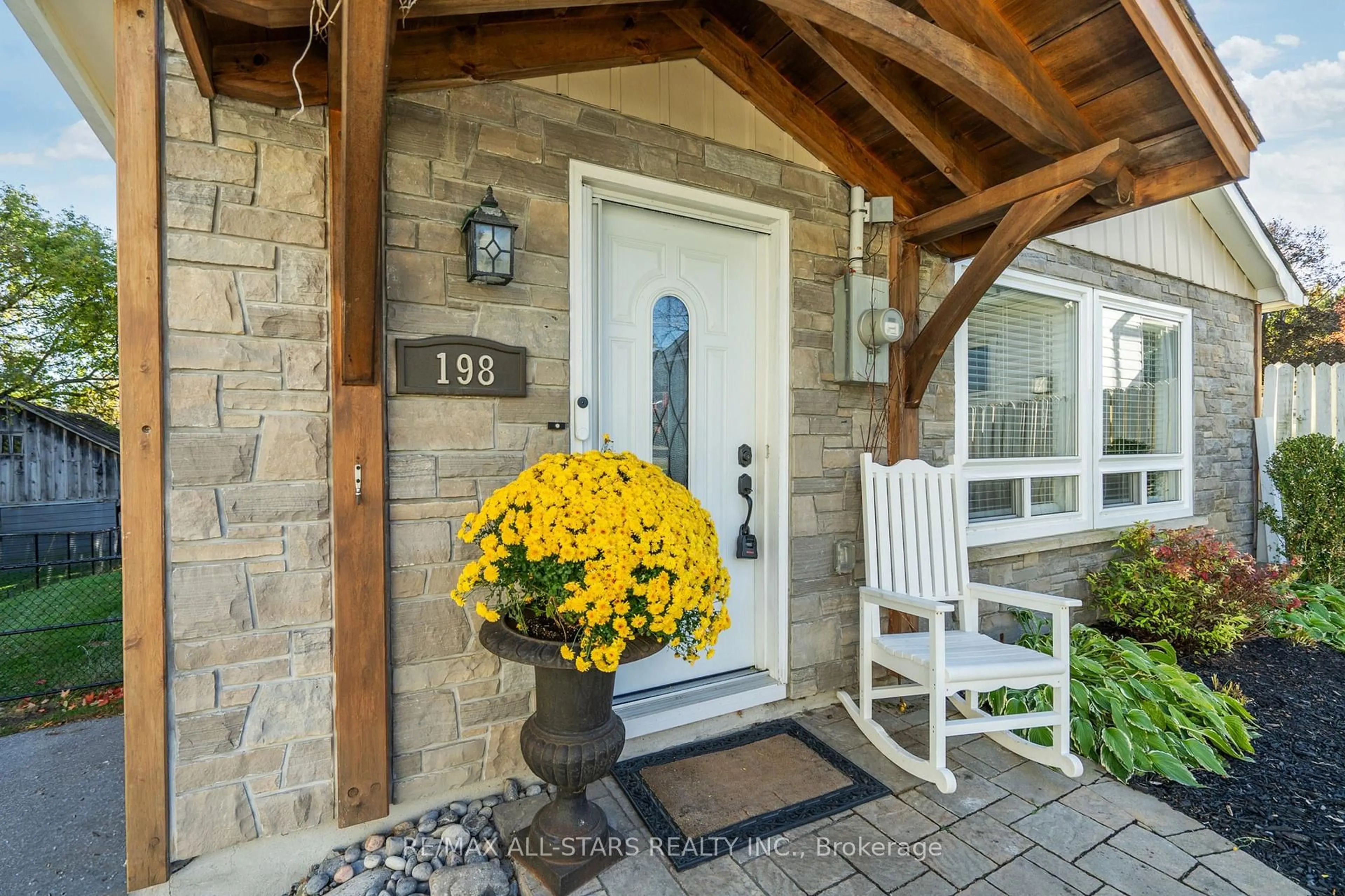 Indoor entryway for 194/198 Brock St, Uxbridge Ontario L9P 1E9