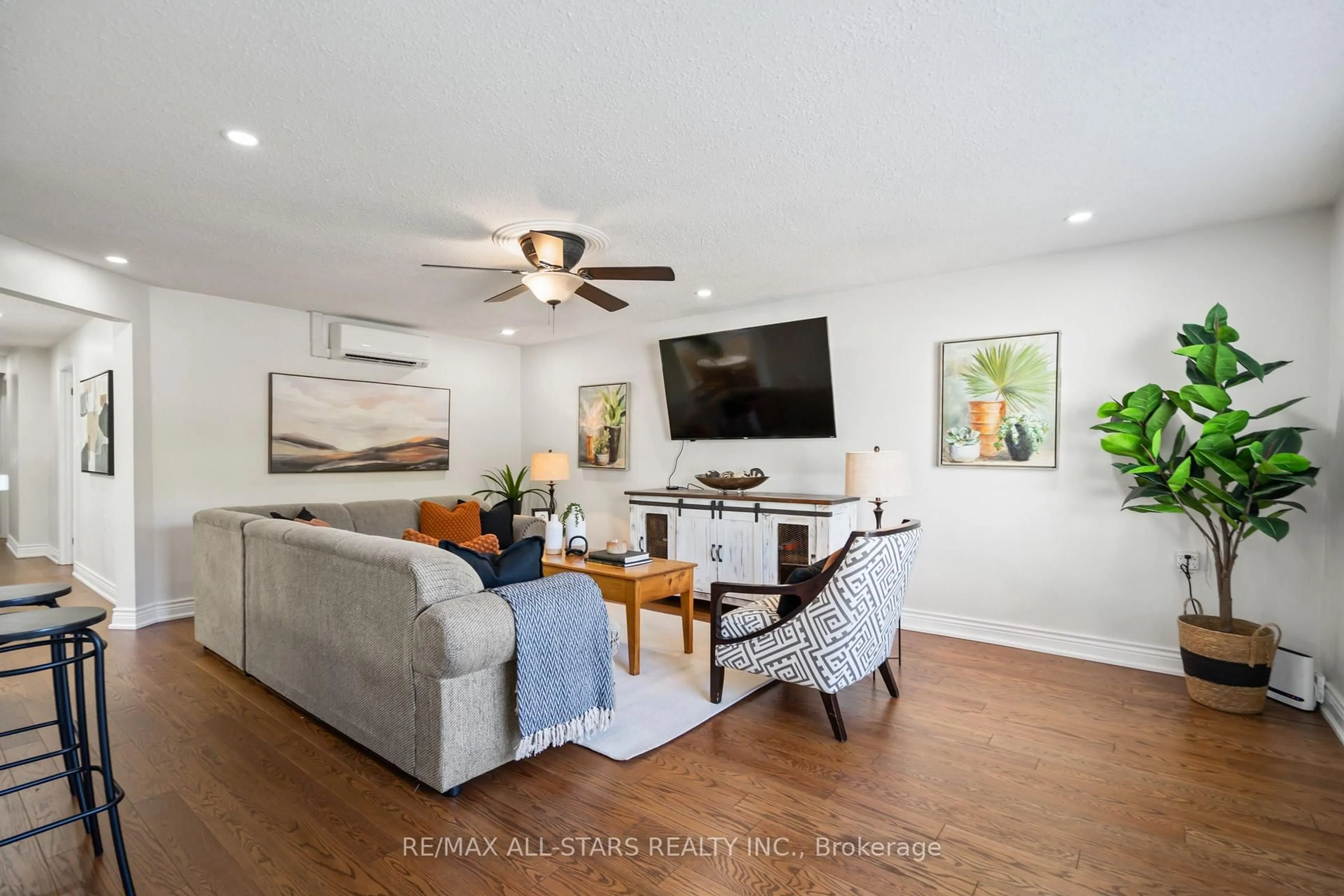 Living room with furniture, unknown for 194/198 Brock St, Uxbridge Ontario L9P 1E9