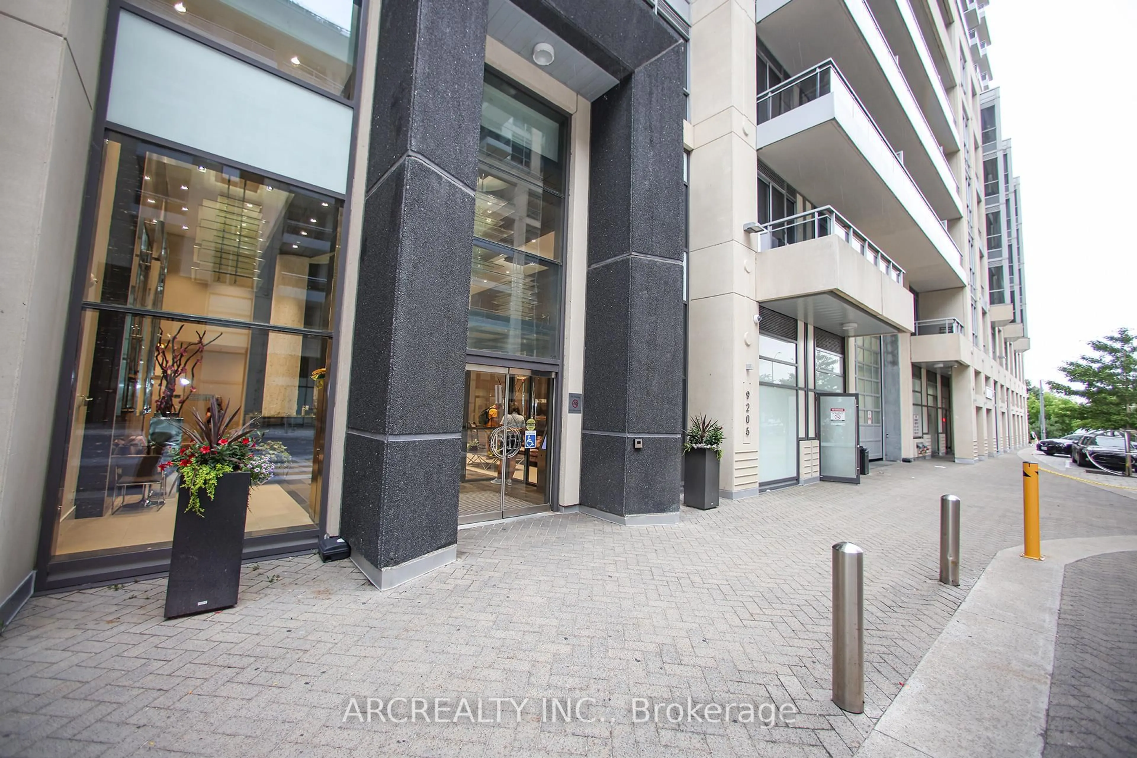 Indoor foyer for 9205 Yonge St #512, Richmond Hill Ontario L4C 1V5