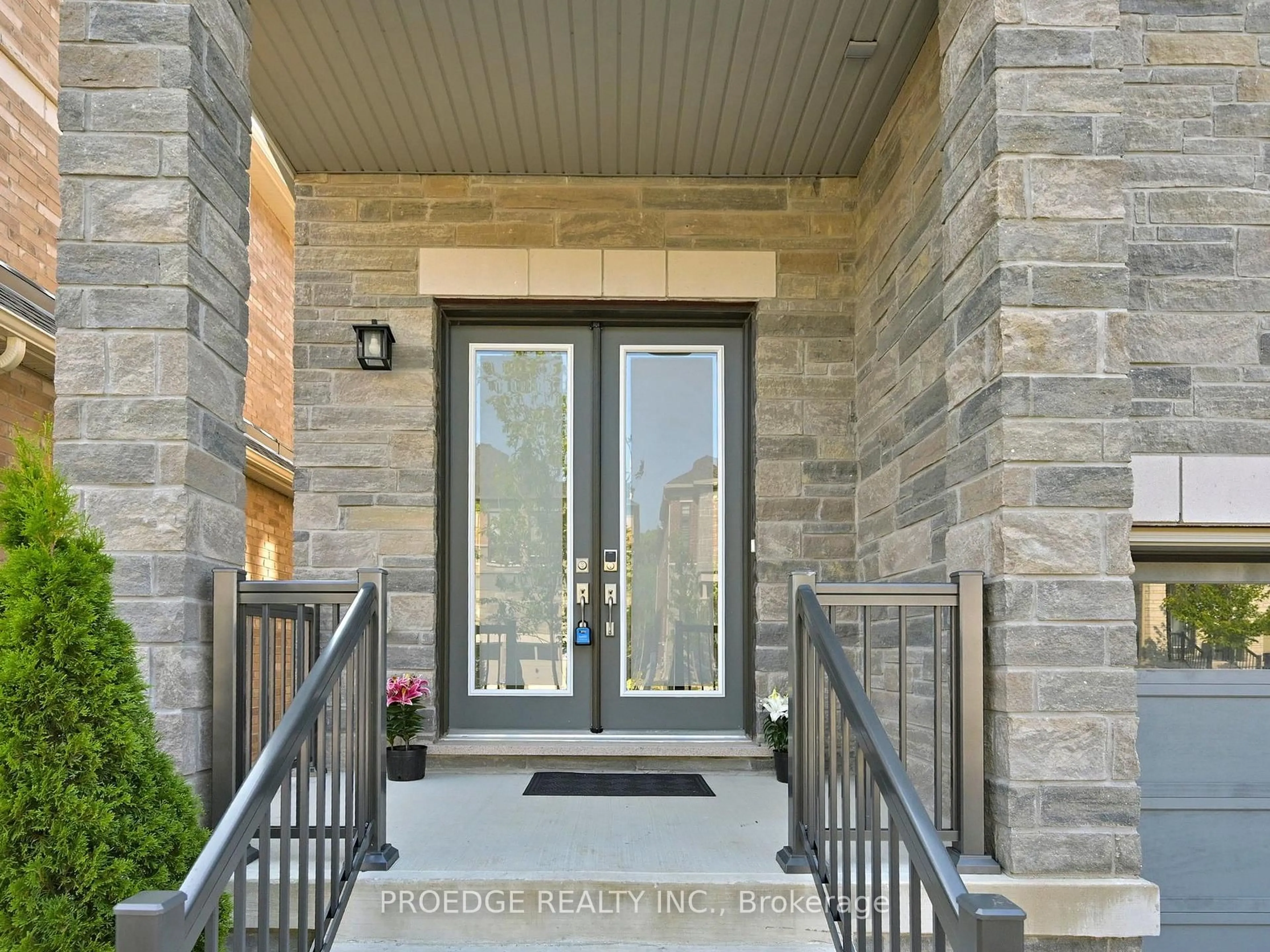 Indoor entryway for 217 Sunset Vista Crt, Aurora Ontario L4G 3Y1