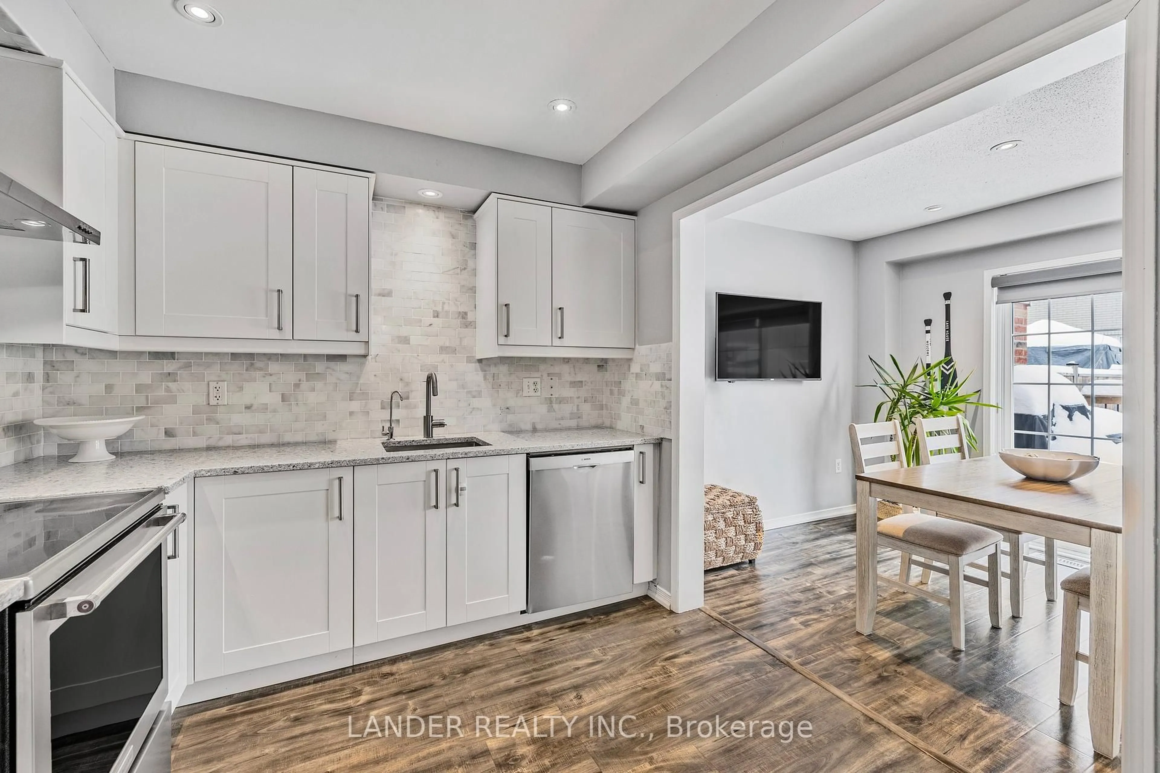 Open concept kitchen, ceramic/tile floor for 47 Hammill Hts, East Gwillimbury Ontario L0G 1M0