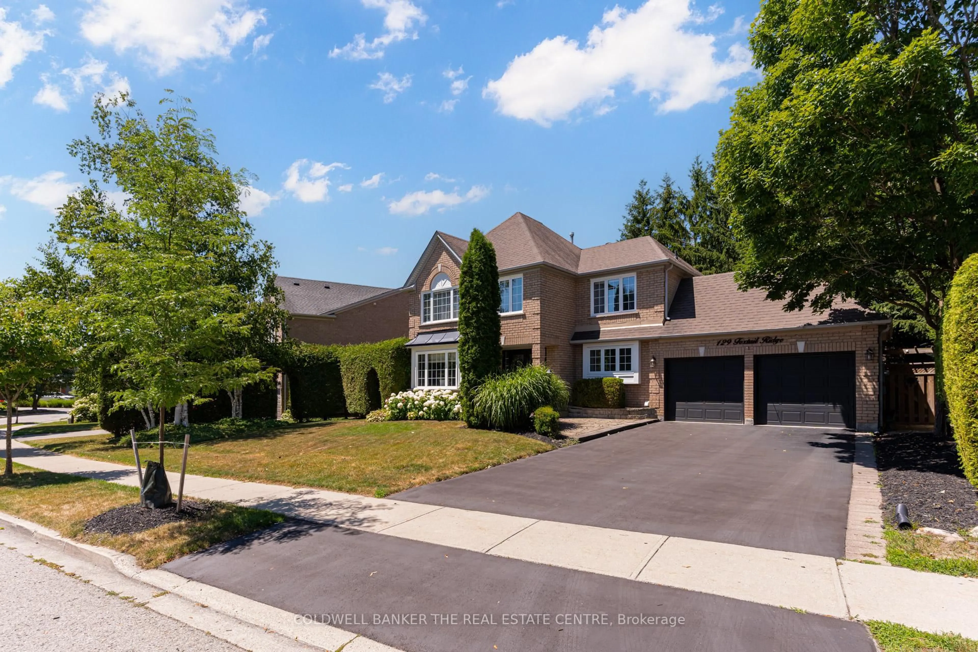 A pic from outside/outdoor area/front of a property/back of a property/a pic from drone, street for 129 Foxtail Rdge, Newmarket Ontario L3X 1Z2