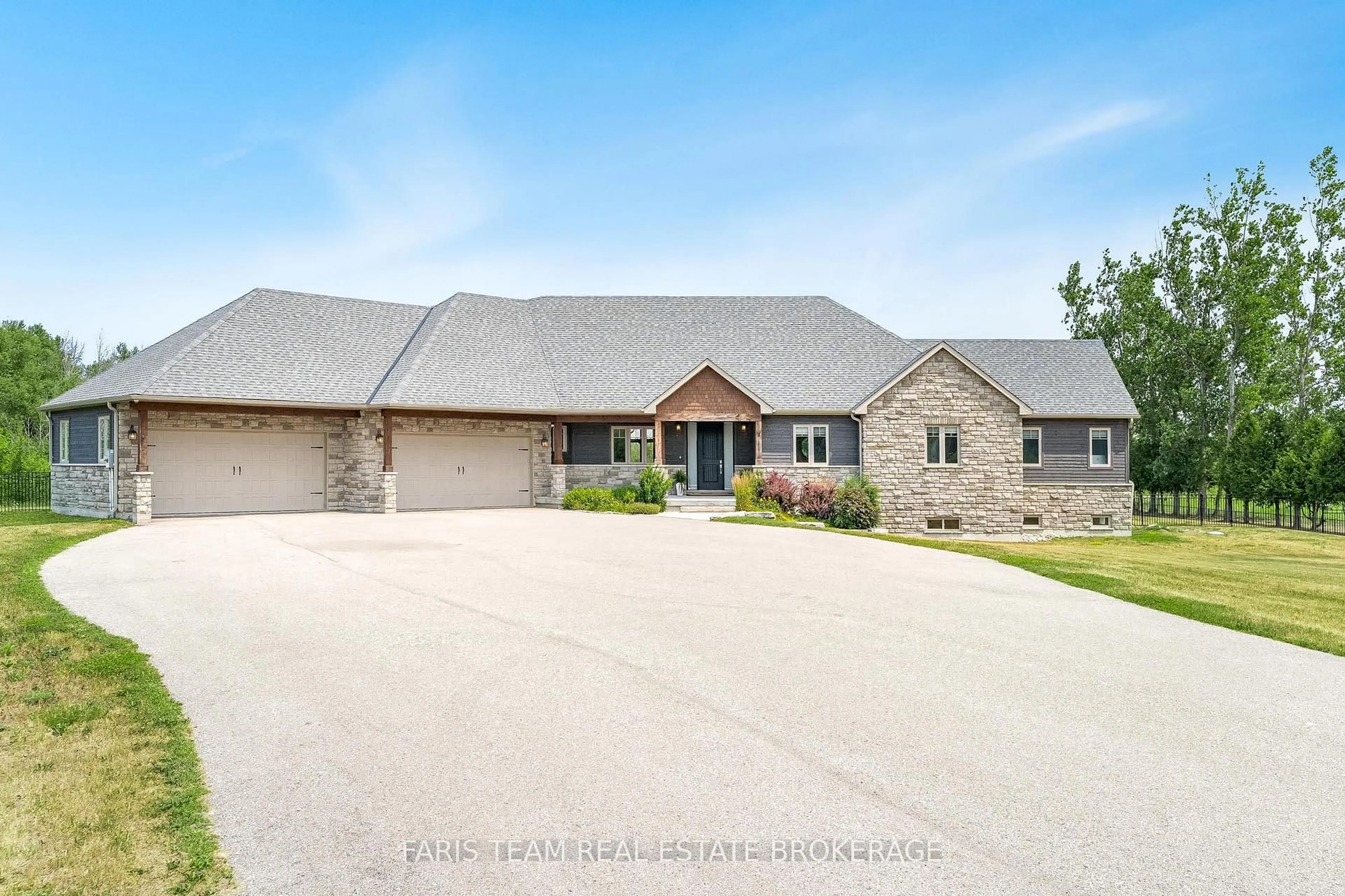 A pic from outside/outdoor area/front of a property/back of a property/a pic from drone, unknown for 6185 10 Sdrd, Innisfil Ontario L0L 1L0