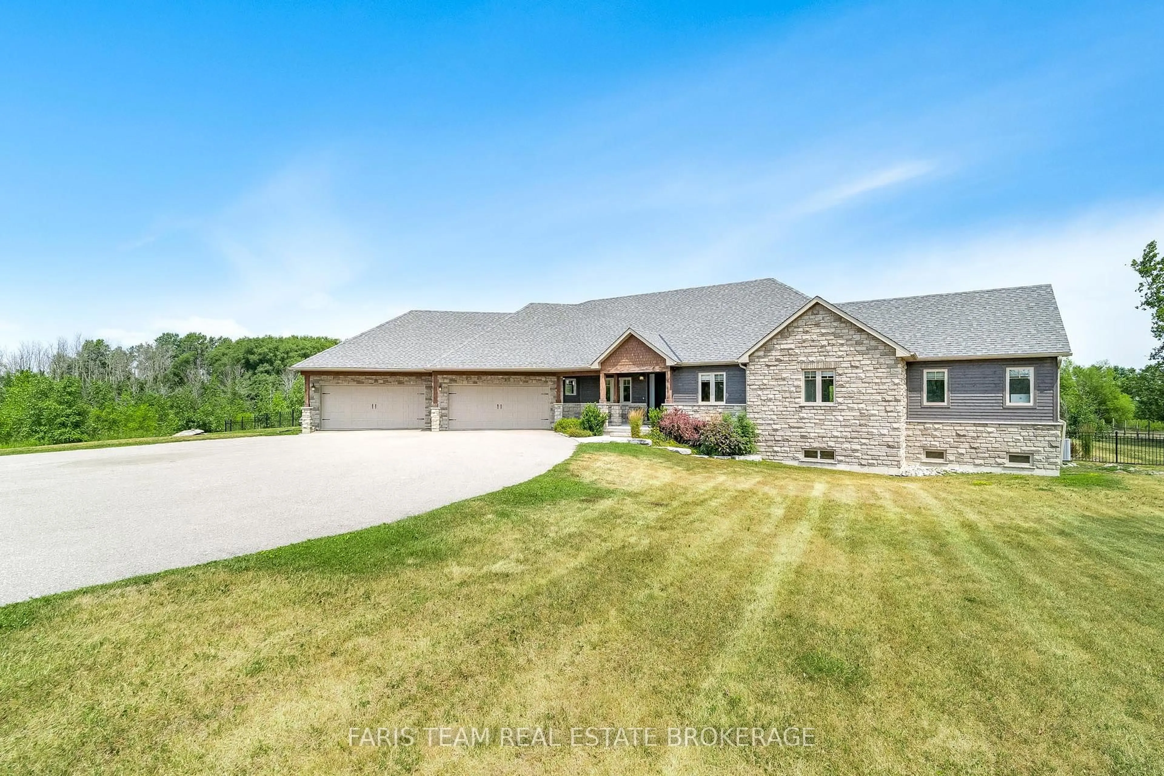 A pic from outside/outdoor area/front of a property/back of a property/a pic from drone, unknown for 6185 10 Sdrd, Innisfil Ontario L0L 1L0