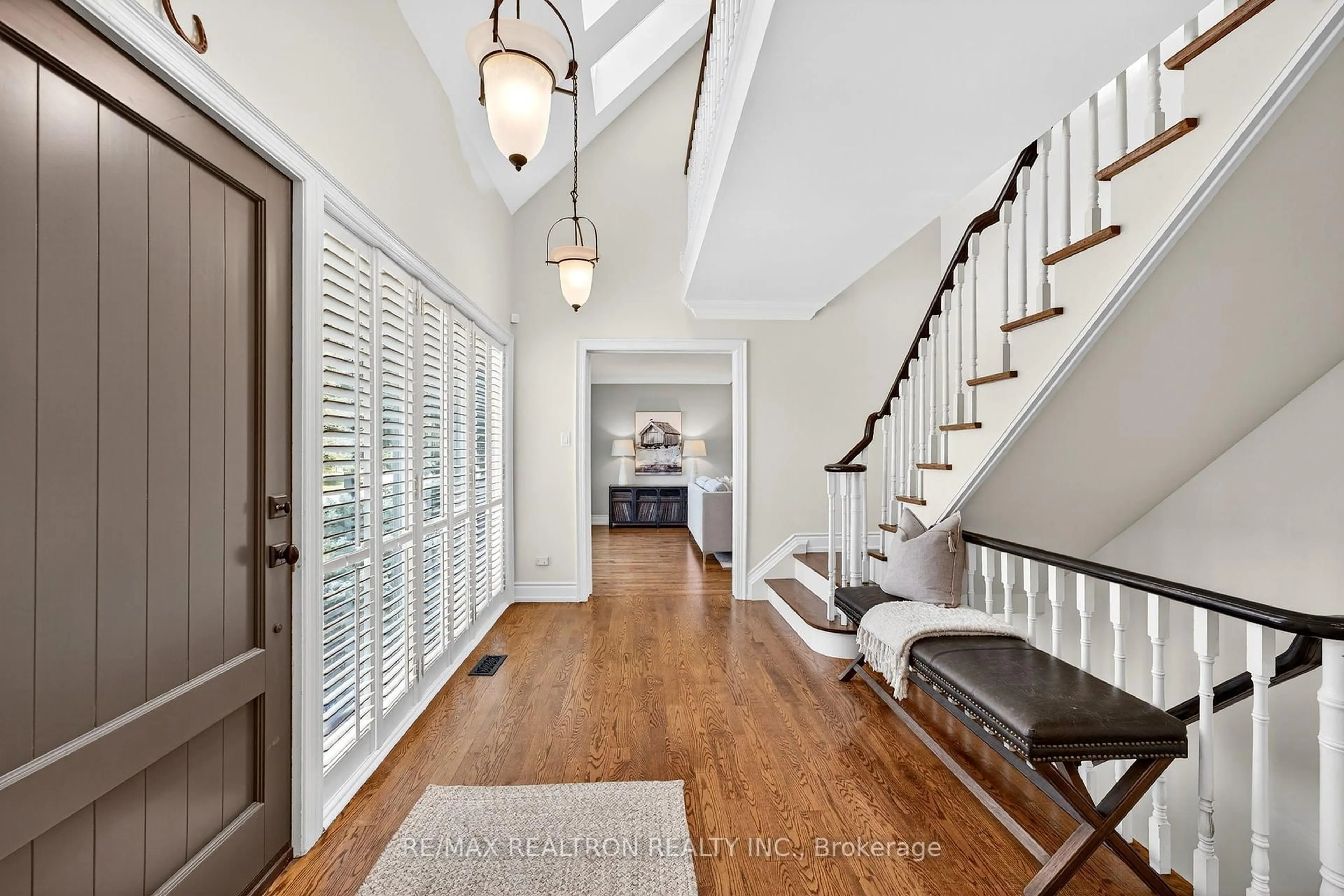 Indoor entryway for 2 Aukland Lane, King Ontario L7B 1C1
