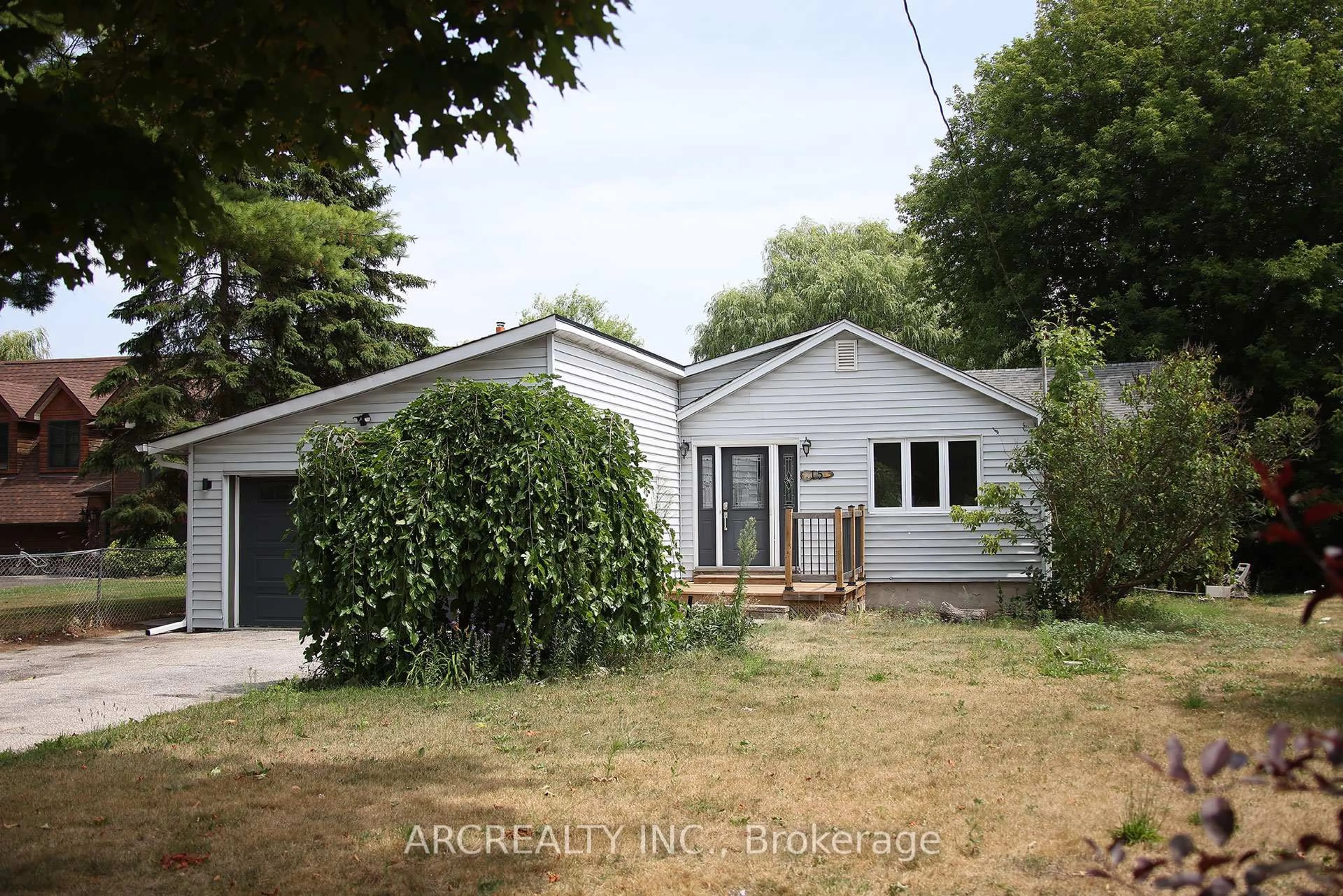 A pic from outside/outdoor area/front of a property/back of a property/a pic from drone, street for 15 River Dr, East Gwillimbury Ontario L9N 1A6