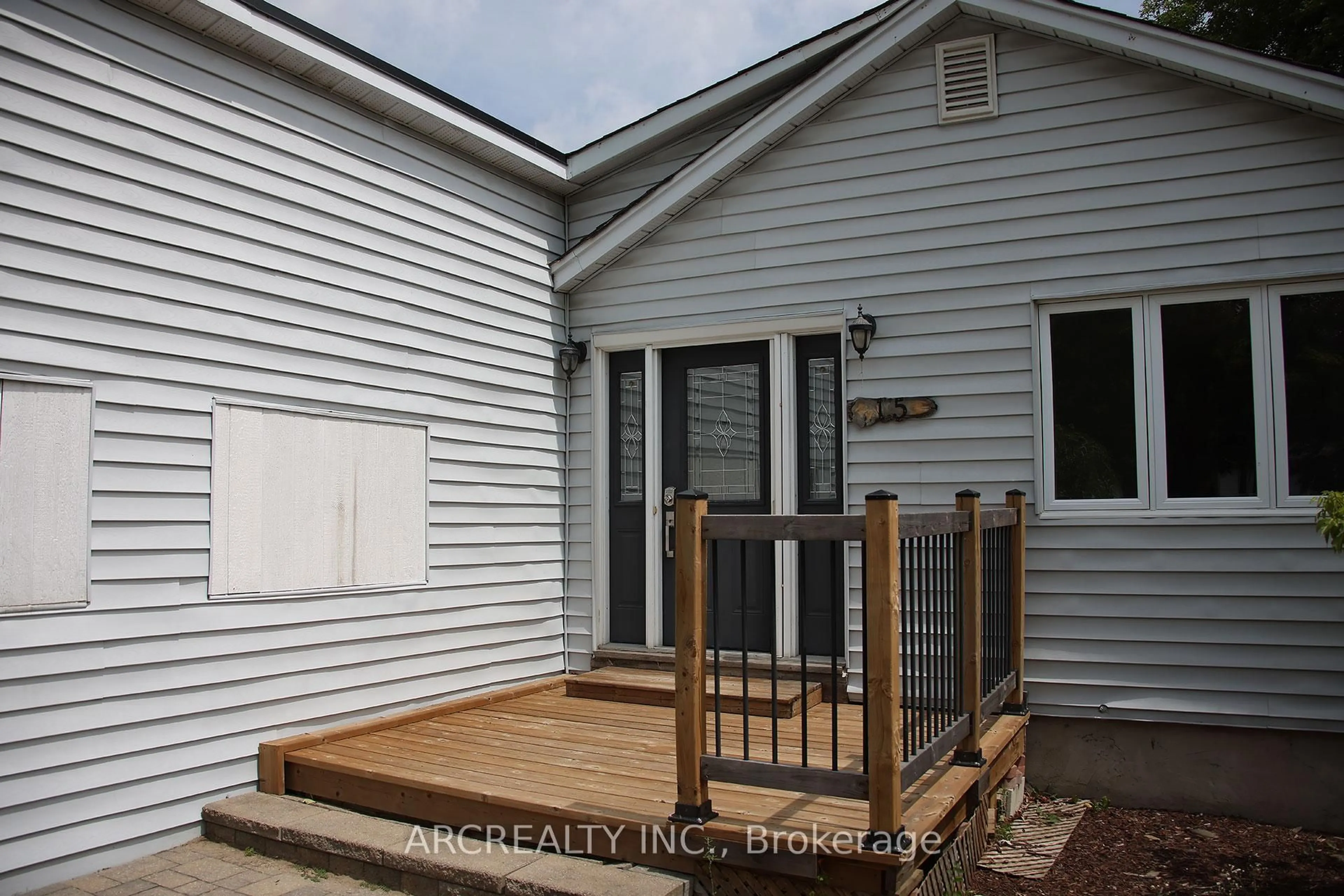 Home with vinyl exterior material, building for 15 River Dr, East Gwillimbury Ontario L9N 1A6