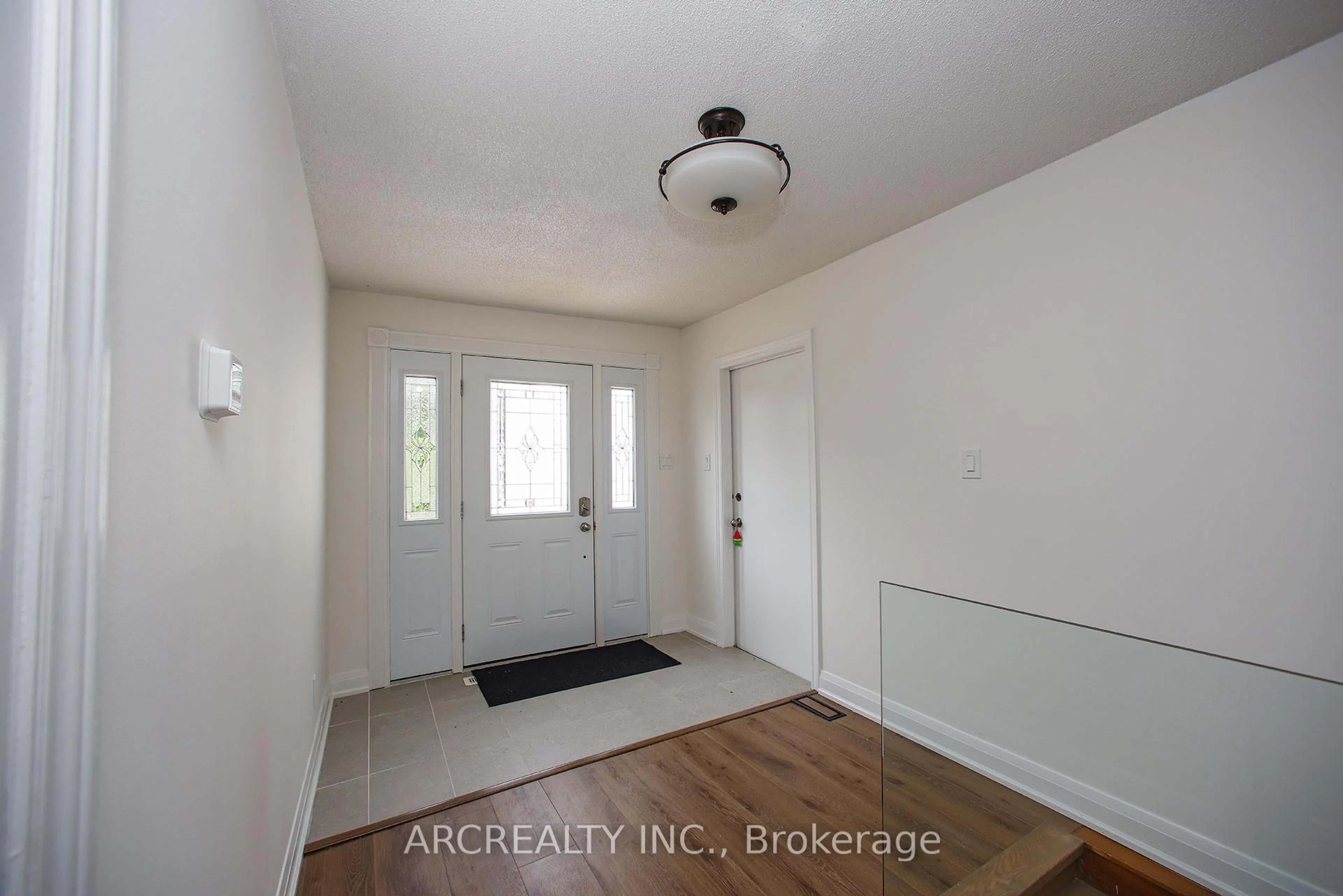 Indoor entryway for 15 River Dr, East Gwillimbury Ontario L9N 1A6