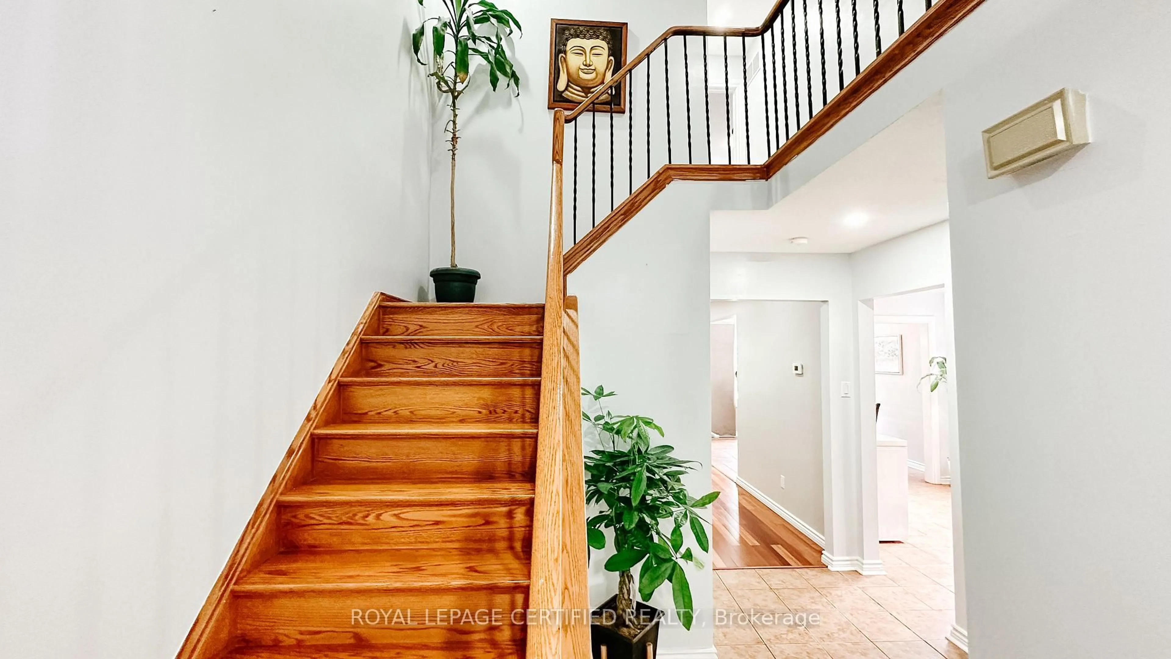 Indoor entryway for 29 Cog Hill Dr, Vaughan Ontario L4K 1M6