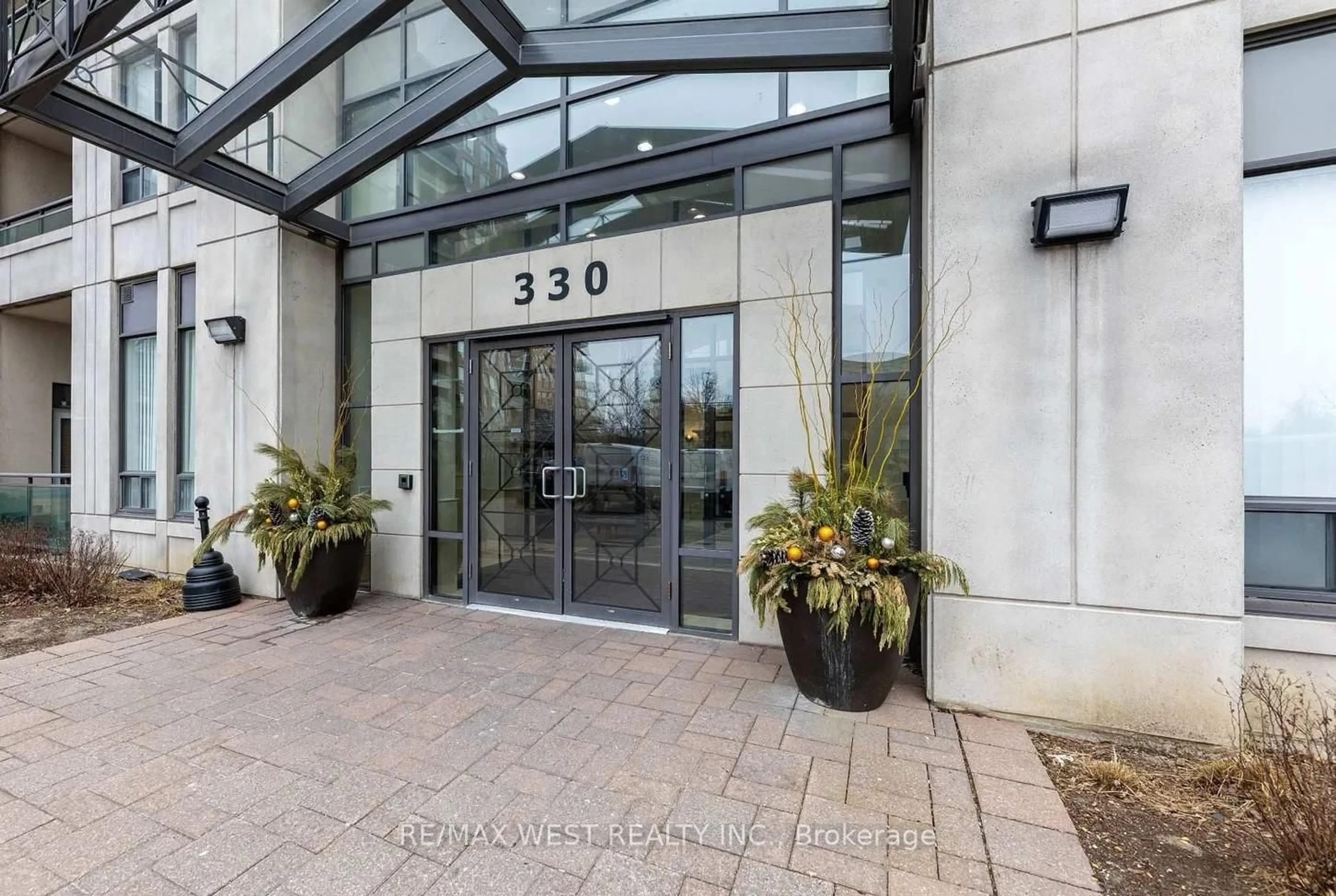 Indoor foyer for 330 Red Maple Rd #512, Richmond Hill Ontario L4C 0T6