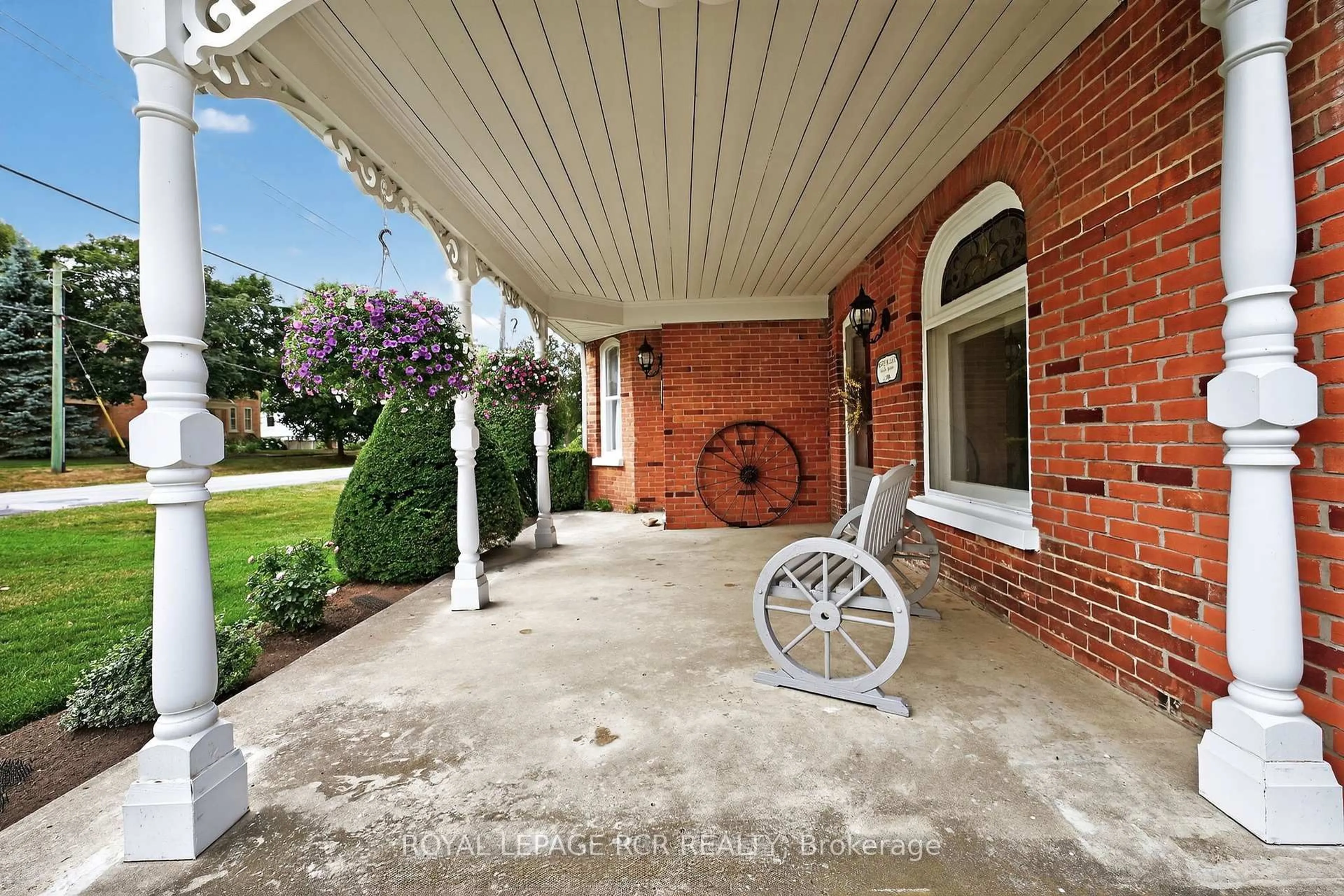 Patio, street for 36 Main St, East Gwillimbury Ontario L0G 1M0