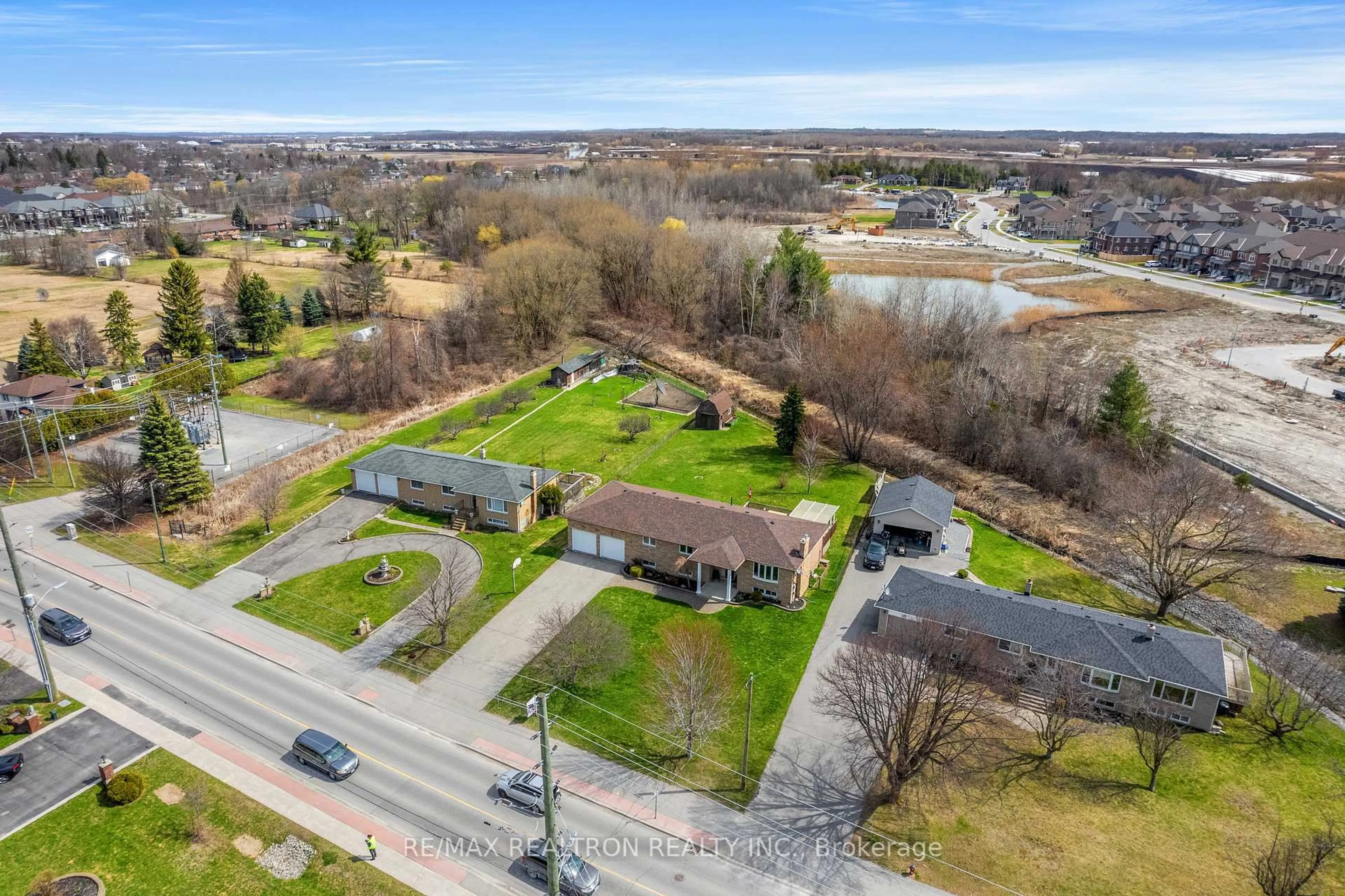 A pic from outside/outdoor area/front of a property/back of a property/a pic from drone, street for 593 Simcoe Rd, Bradford West Gwillimbury Ontario L3Z 4B4