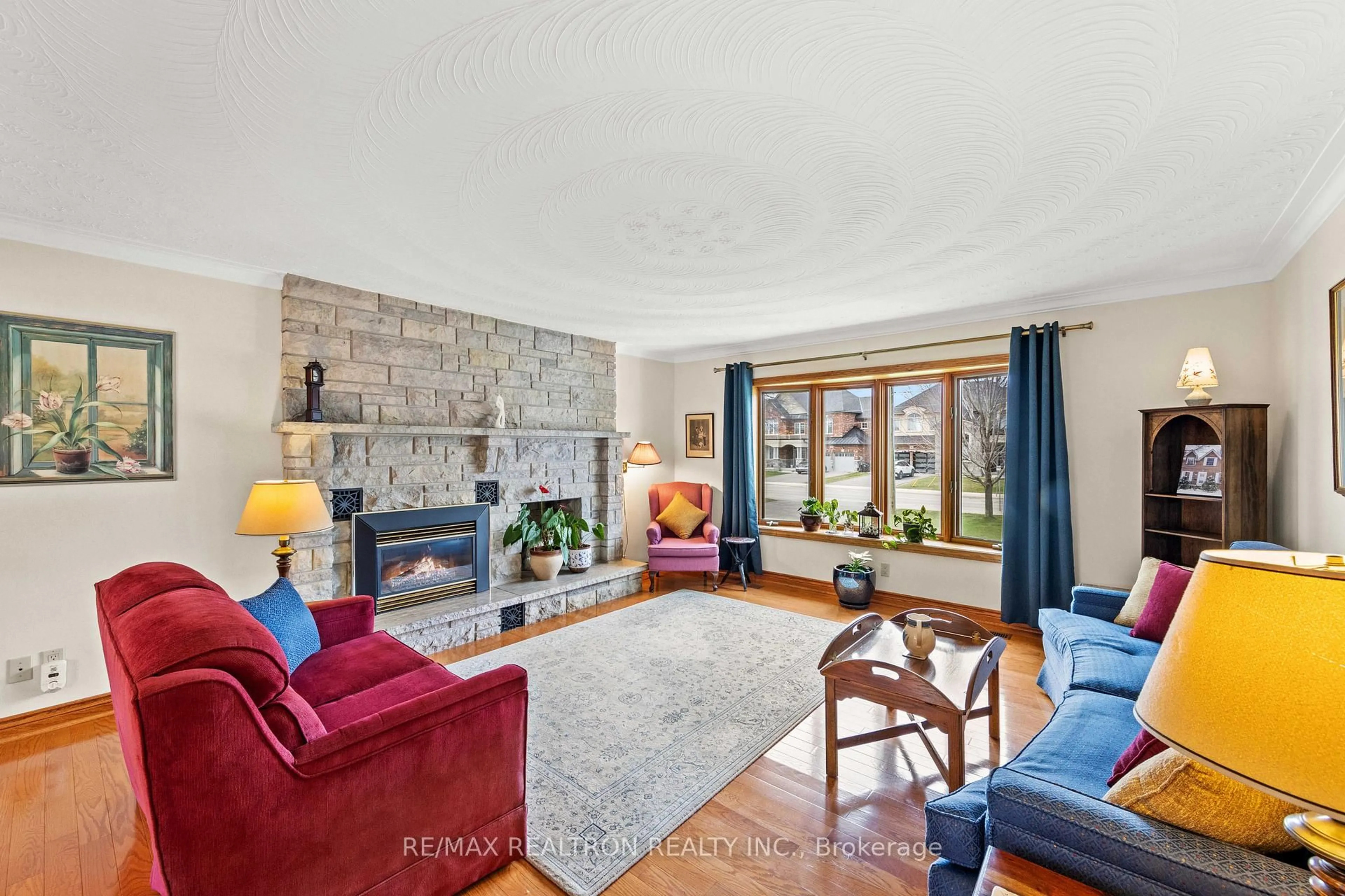 Living room with furniture, unknown for 593 Simcoe Rd, Bradford West Gwillimbury Ontario L3Z 4B4