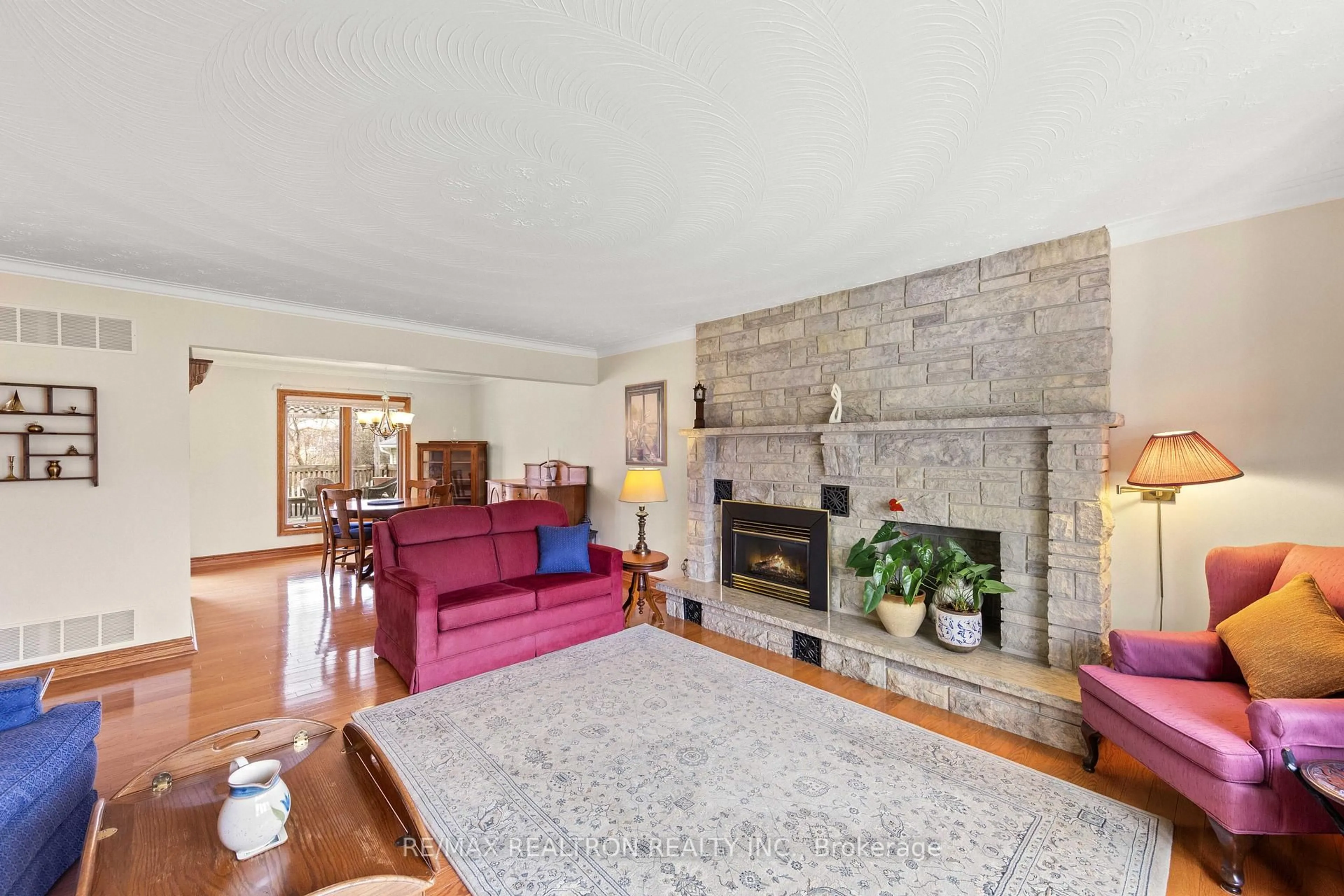 Living room with furniture, unknown for 593 Simcoe Rd, Bradford West Gwillimbury Ontario L3Z 4B4