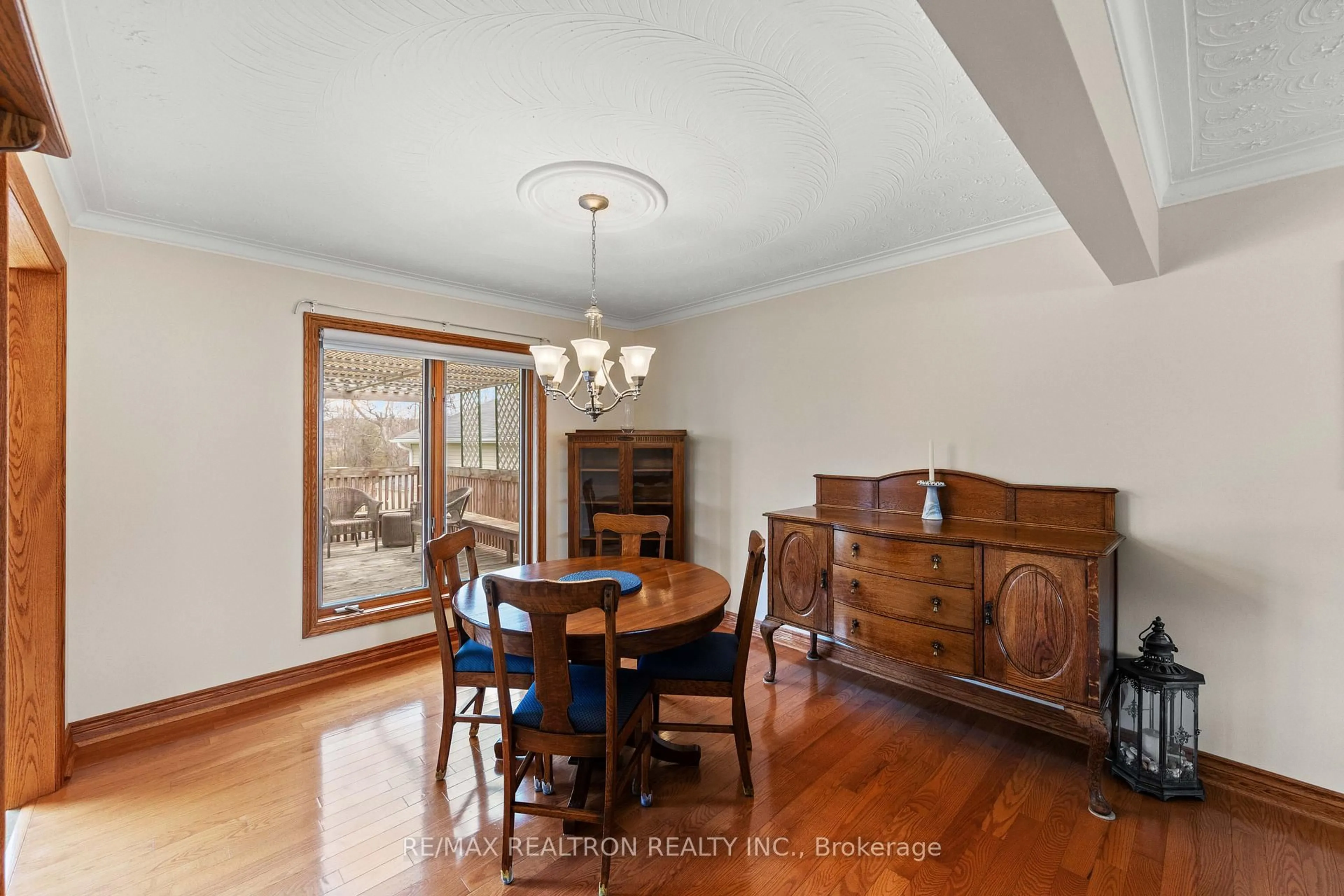 Dining room, wood/laminate floor for 593 Simcoe Rd, Bradford West Gwillimbury Ontario L3Z 4B4