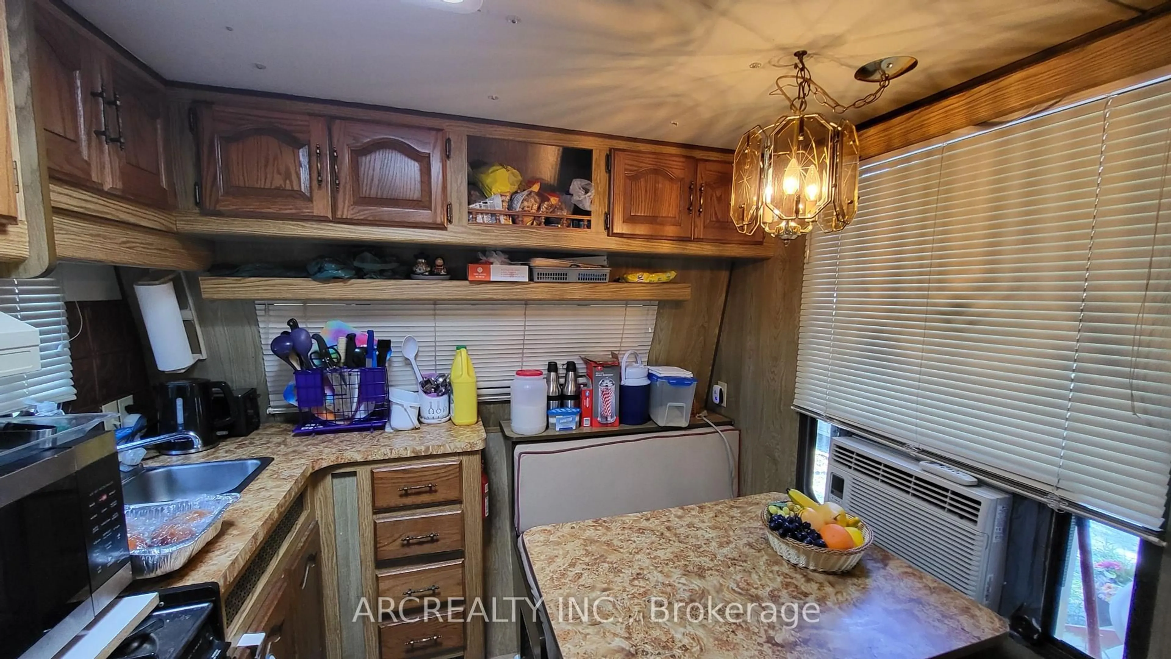 Standard kitchen, ceramic/tile floor for 12 Robin Rd, Georgina Ontario L0E 1N0