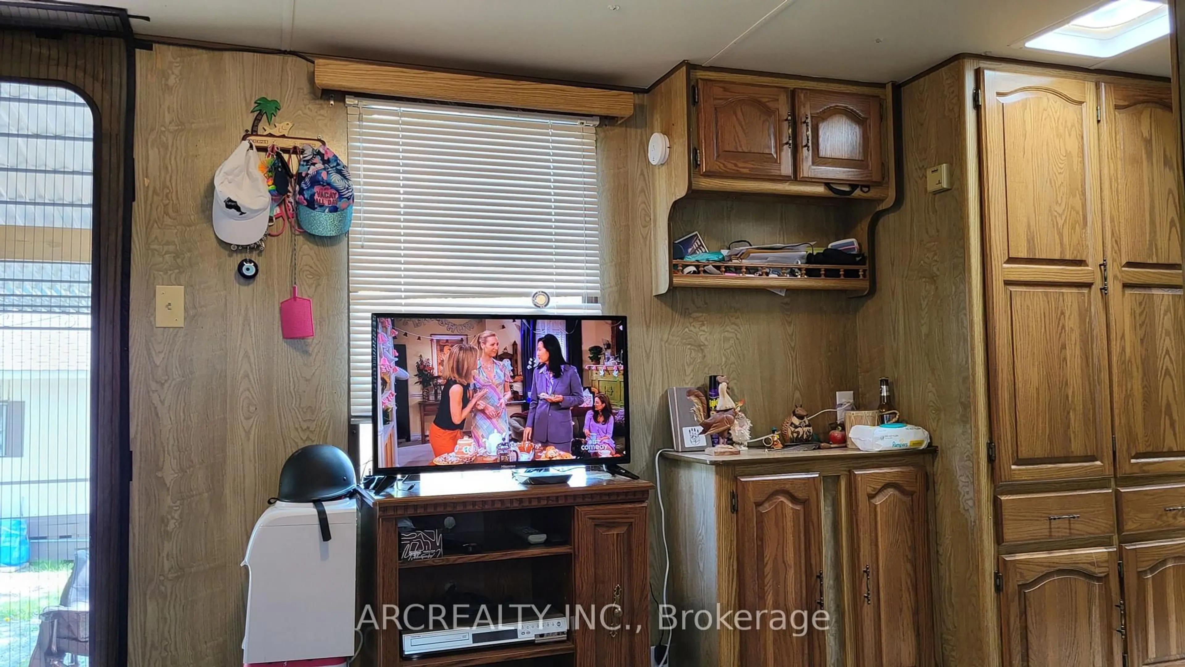 A pic of a room for 12 Robin Rd, Georgina Ontario L0E 1N0