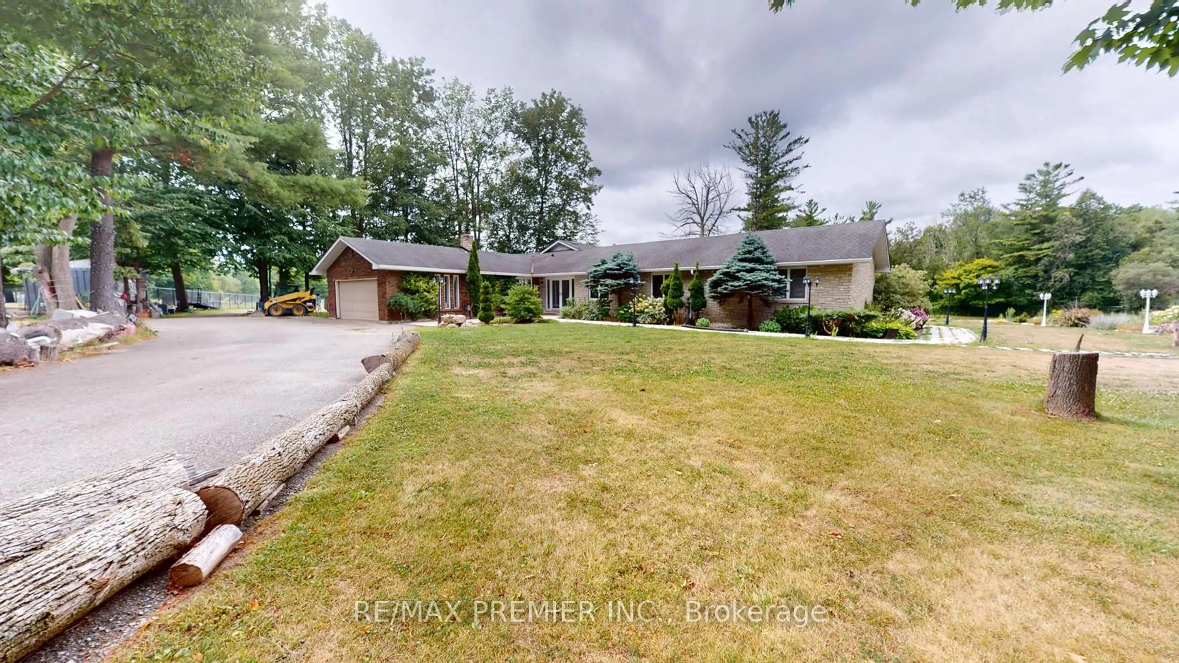 A pic from outside/outdoor area/front of a property/back of a property/a pic from drone, street for 253 Morning Sdrd, East Gwillimbury Ontario L9N 0K6