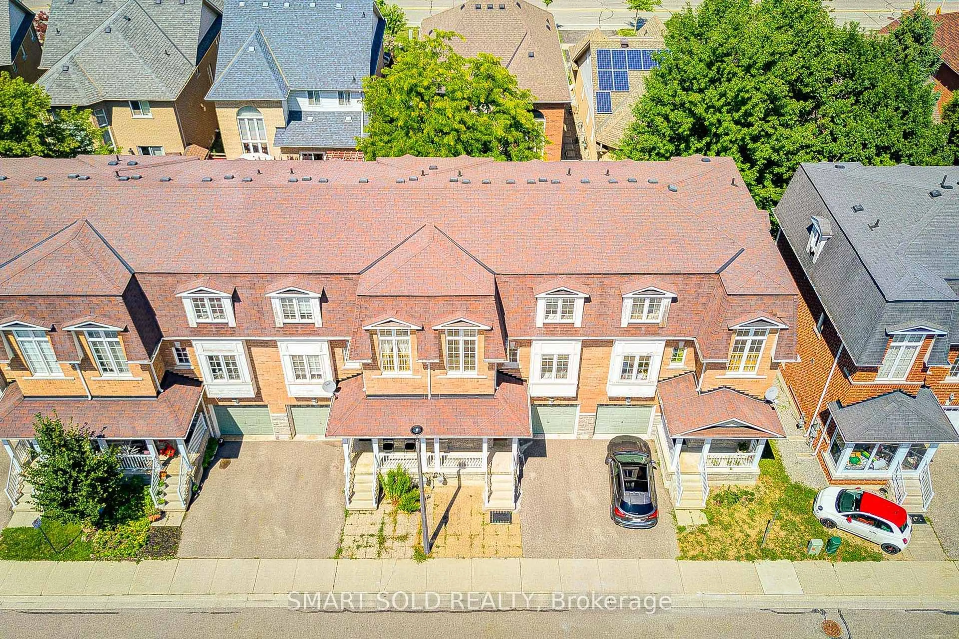 A pic from outside/outdoor area/front of a property/back of a property/a pic from drone, street for 50-15 Old Colony Rd, Richmond Hill Ontario L4E 4L5