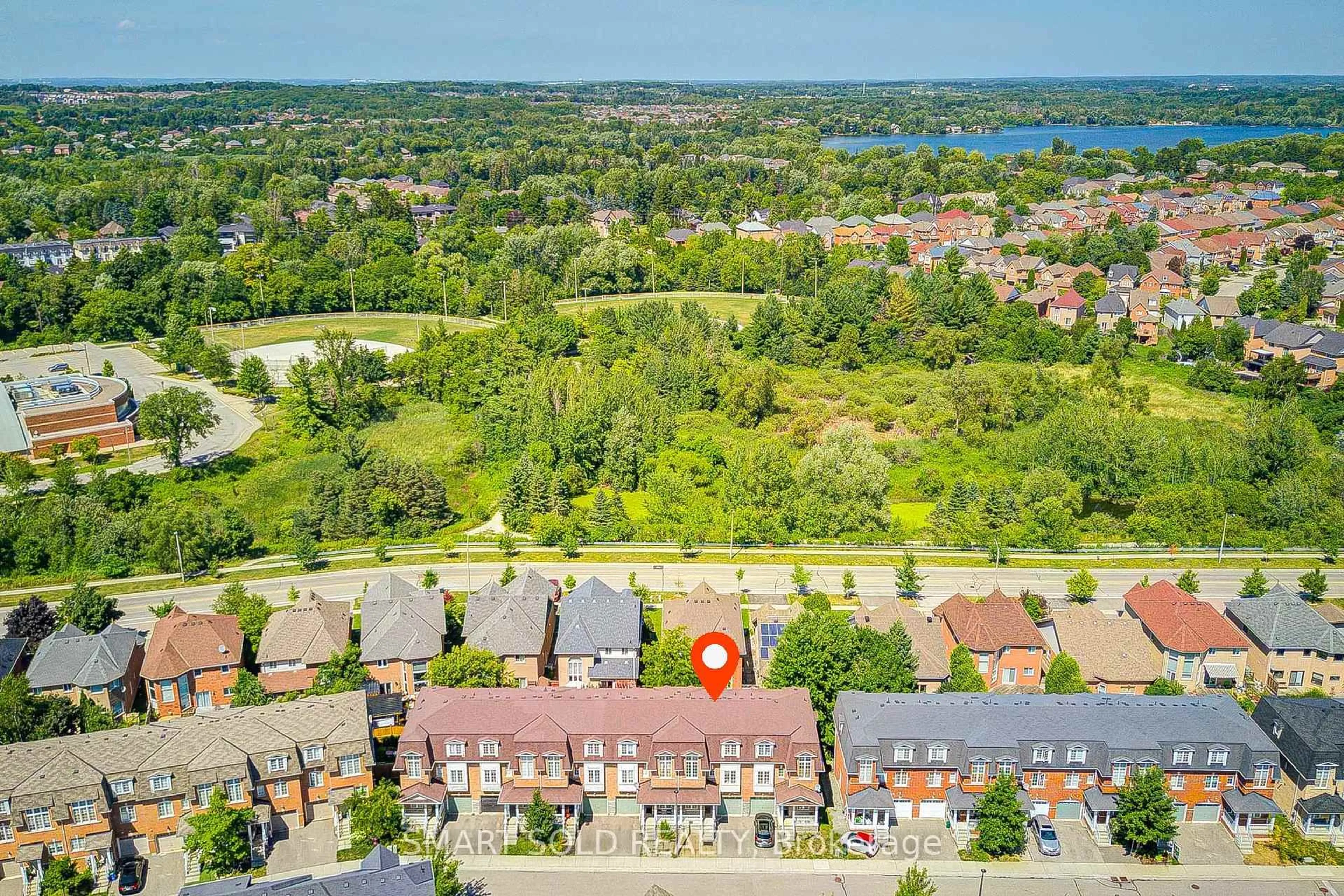 A pic from outside/outdoor area/front of a property/back of a property/a pic from drone, water/lake/river/ocean view for 50-15 Old Colony Rd, Richmond Hill Ontario L4E 4L5