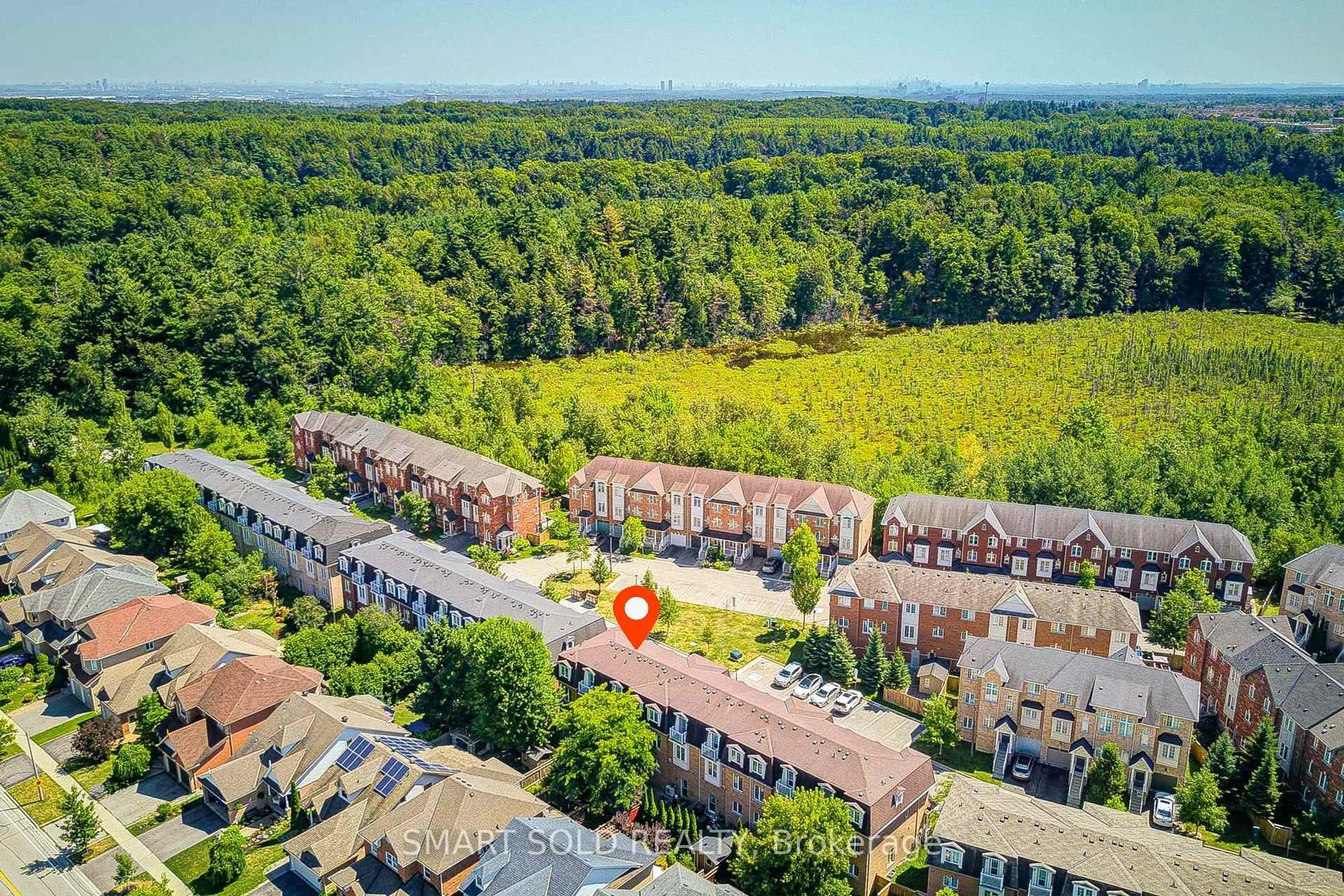 A pic from outside/outdoor area/front of a property/back of a property/a pic from drone, unknown for 50-15 Old Colony Rd, Richmond Hill Ontario L4E 4L5