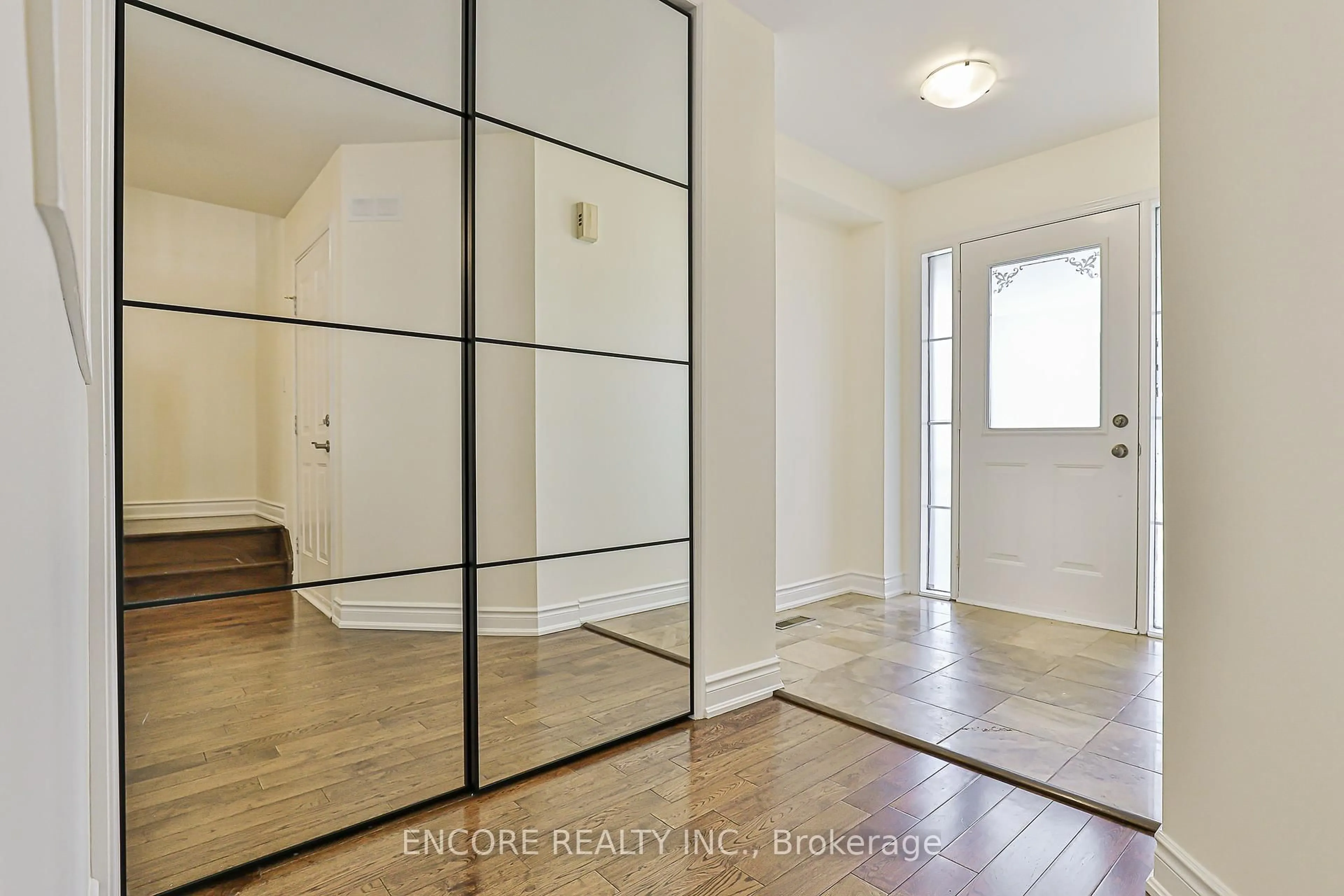 Indoor entryway for 252 Forest Run Blvd, Vaughan Ontario L4K 5G2
