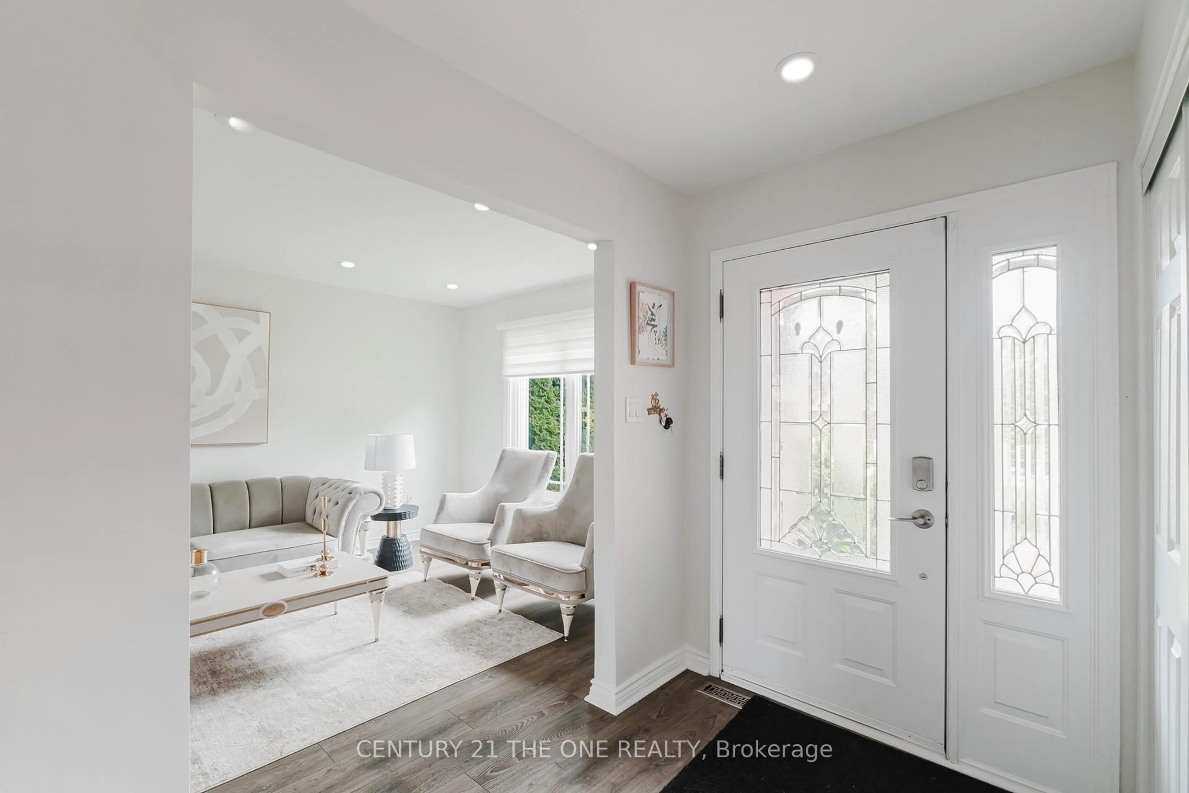 Indoor entryway for 971 Leslie Valley Dr, Newmarket Ontario L3Y 7E7