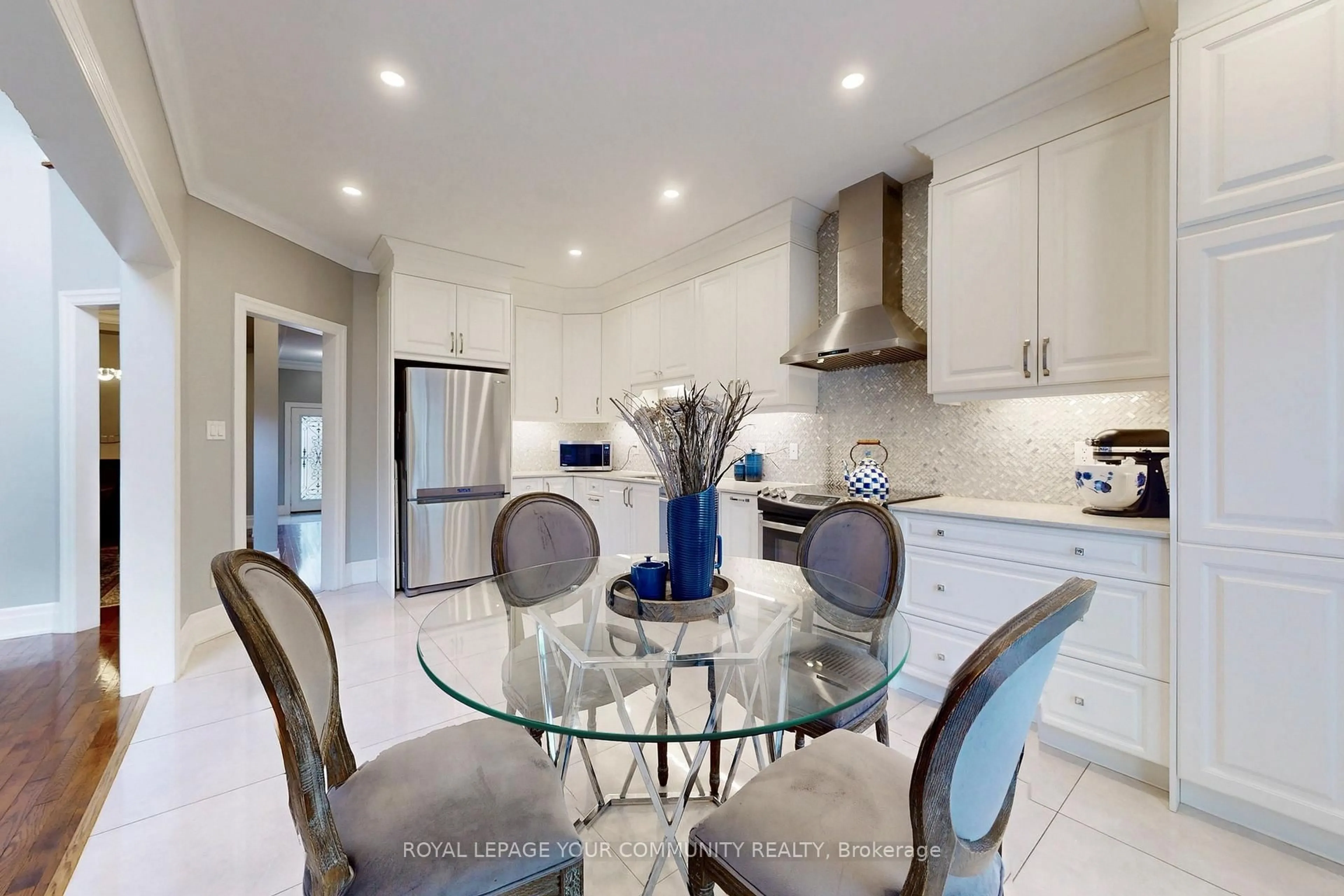 Open concept kitchen, ceramic/tile floor for 54 English Oak Dr, Richmond Hill Ontario L4E 3W2
