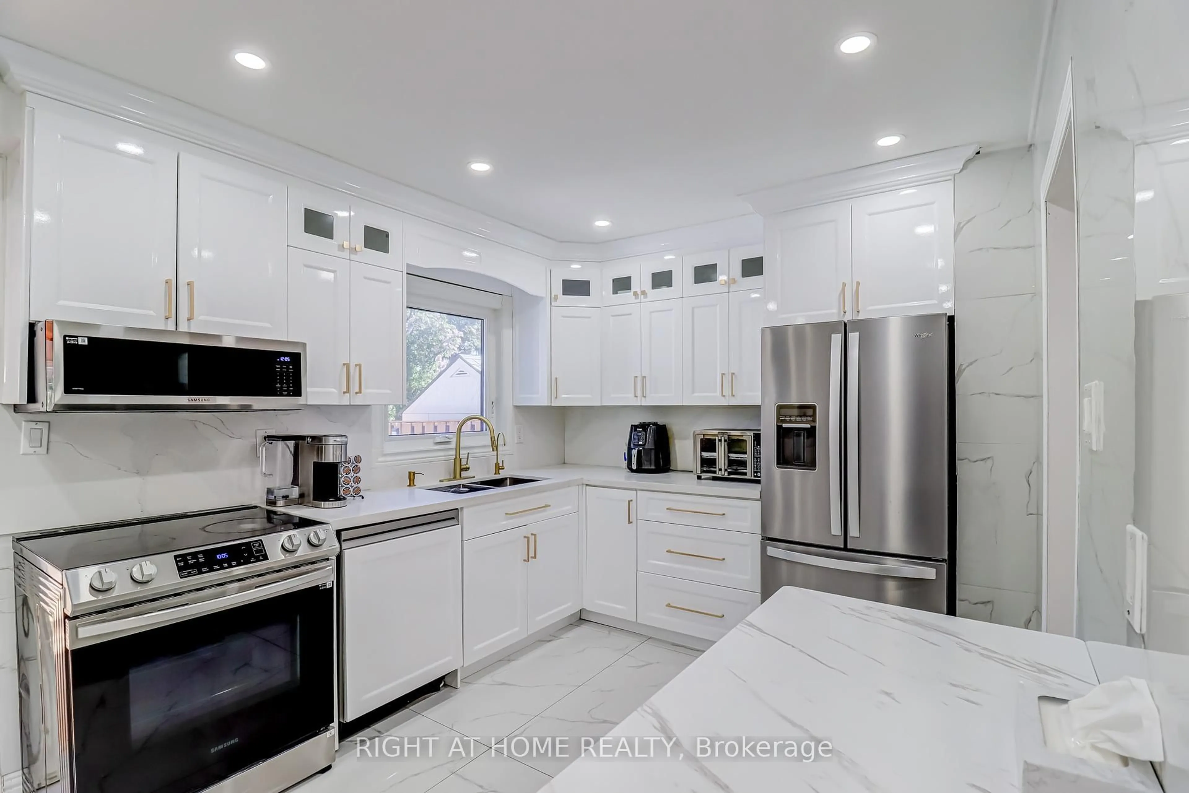 Contemporary kitchen, ceramic/tile floor for 63 Cog Hill Dr, Vaughan Ontario L4K 1M6