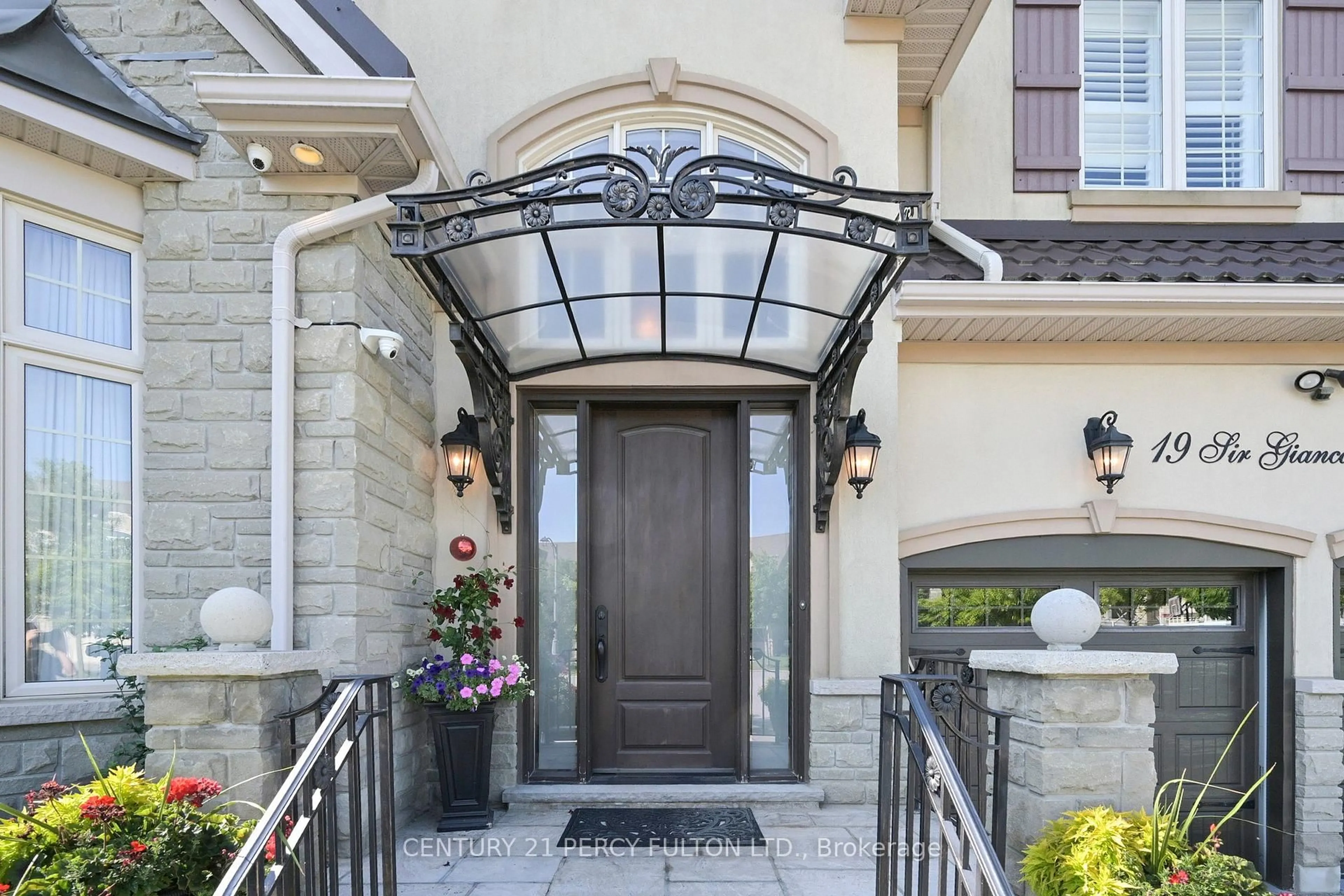 Indoor entryway for 19 Sir Giancarlo Crt, Vaughan Ontario L6A 0C6