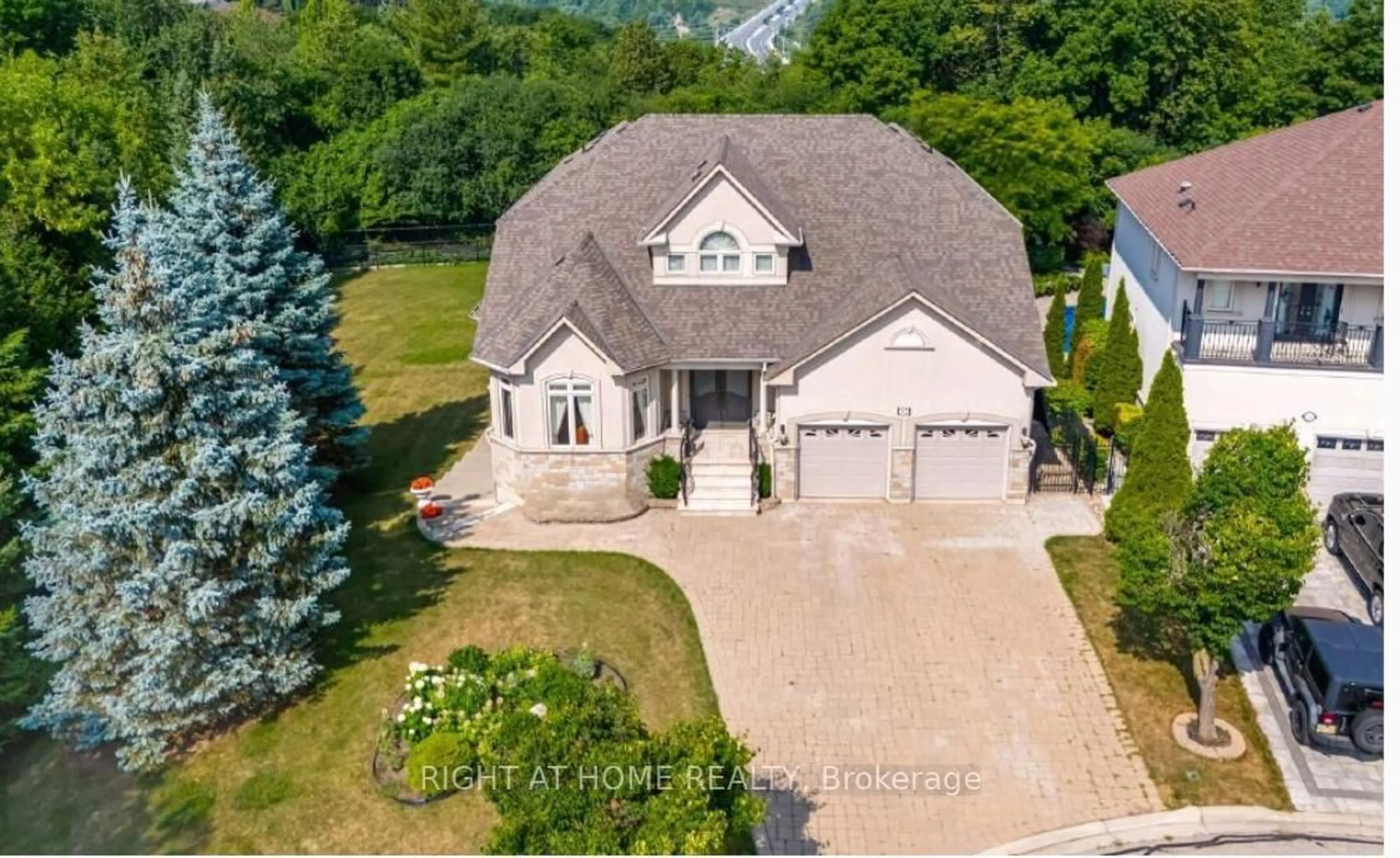 A pic from outside/outdoor area/front of a property/back of a property/a pic from drone, street for 32 Rosa Crt, Vaughan Ontario L4H 1Z5