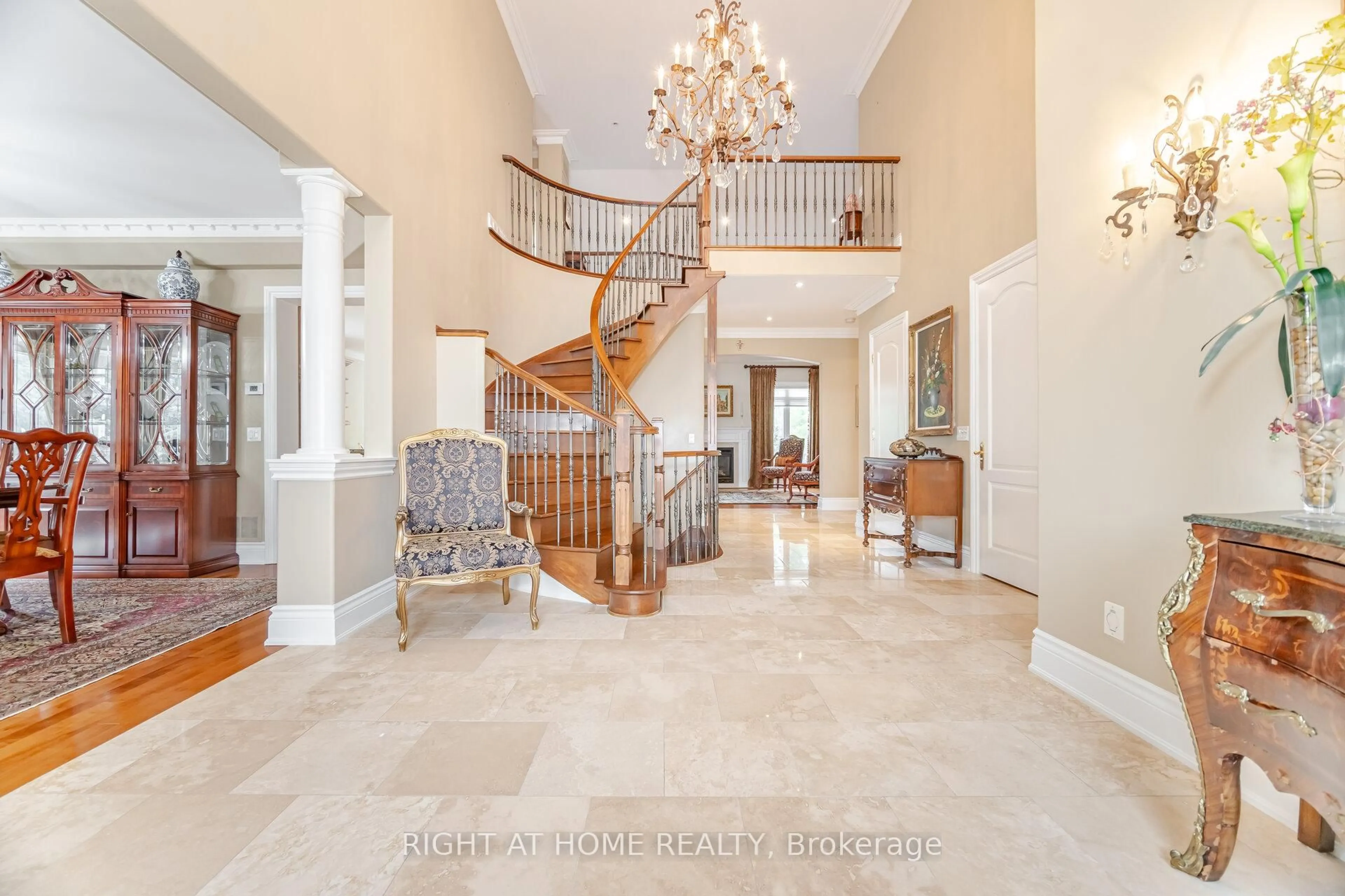 Indoor foyer for 32 Rosa Crt, Vaughan Ontario L4H 1Z5