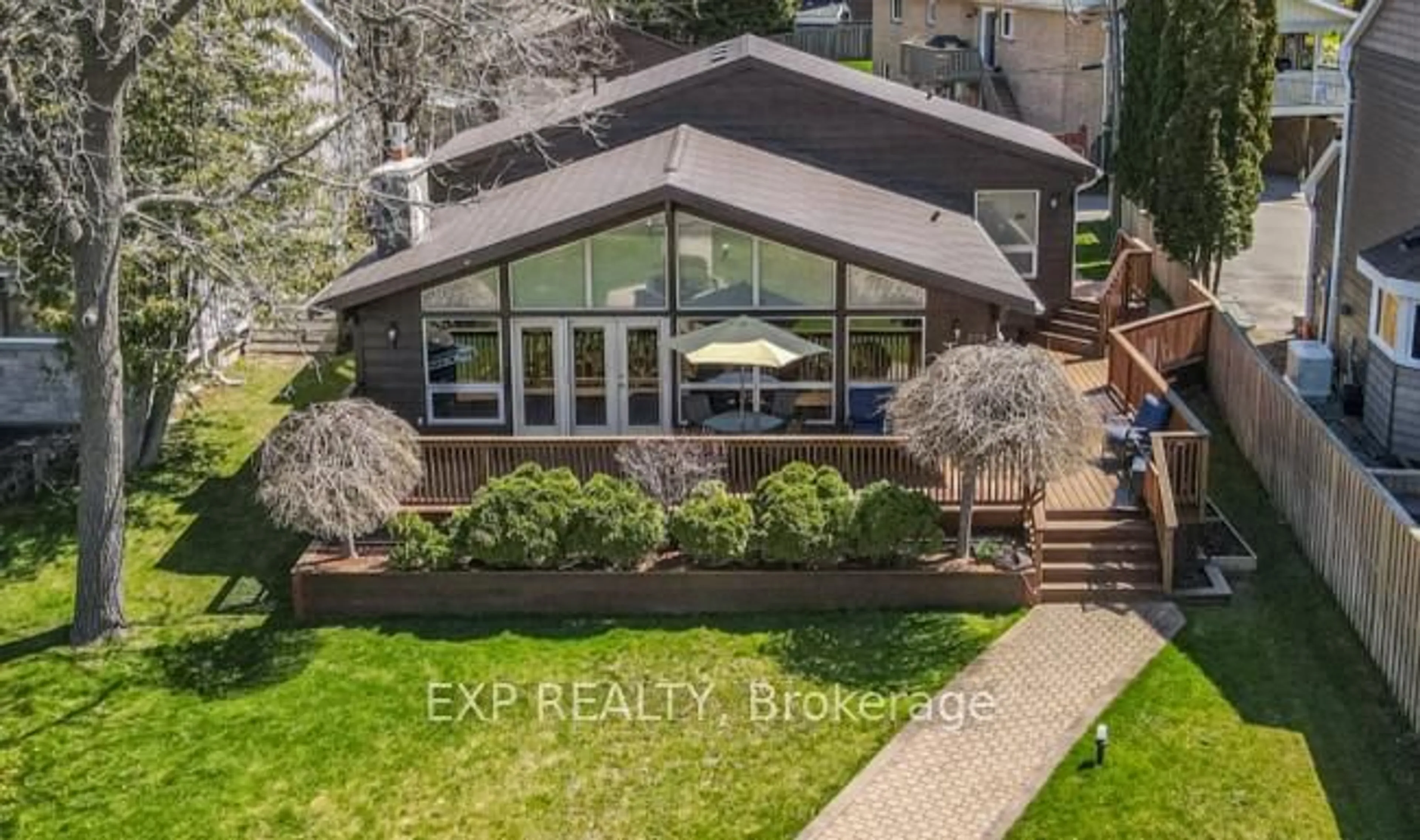 A pic from outside/outdoor area/front of a property/back of a property/a pic from drone, unknown for 229 Lake Dr, Georgina Ontario L4P 3C8