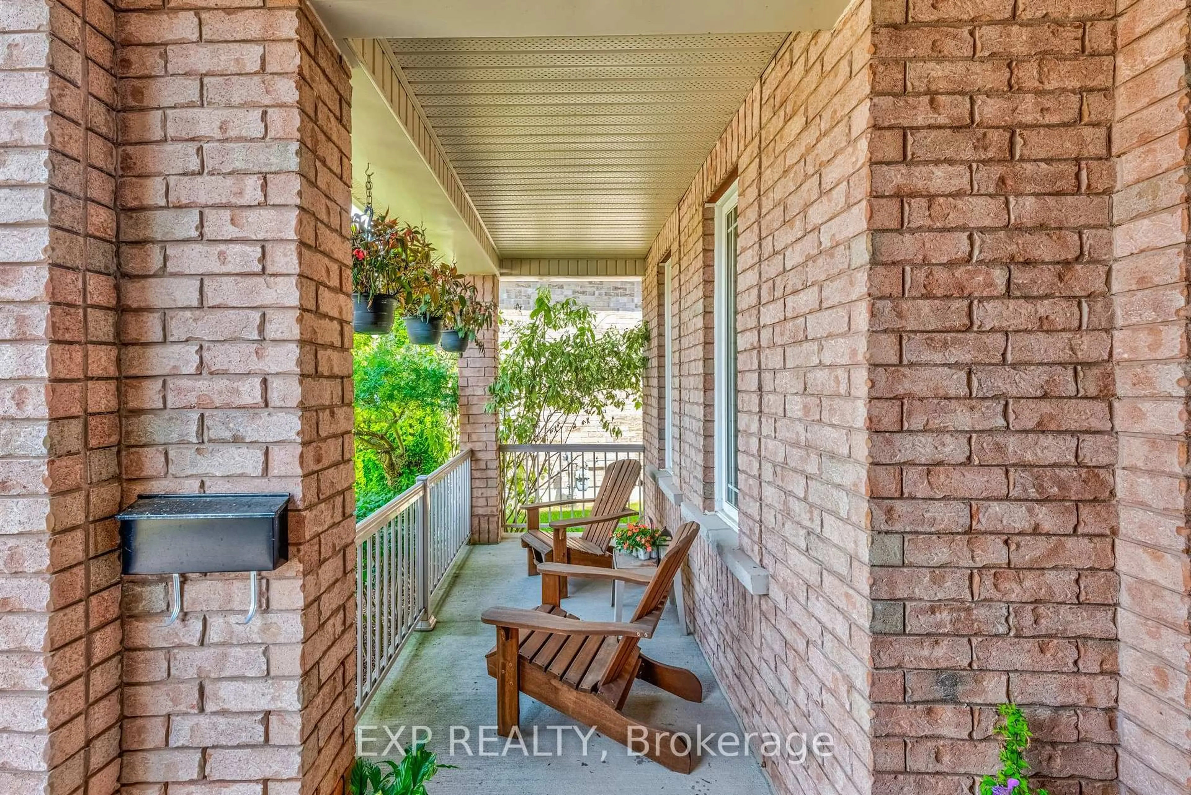 Indoor entryway for 41 Mackenzie Crt, Georgina Ontario L4P 0E1