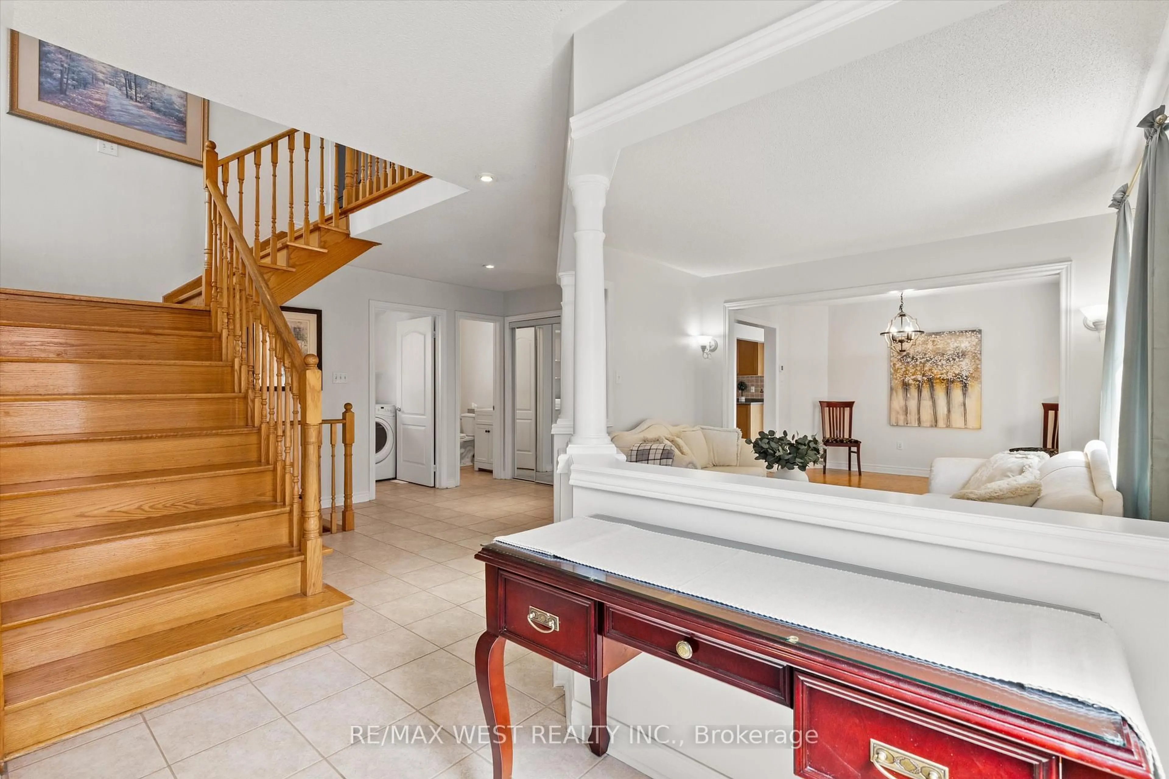 Indoor foyer for 370 Royalpark Way, Vaughan Ontario L4H 1K1