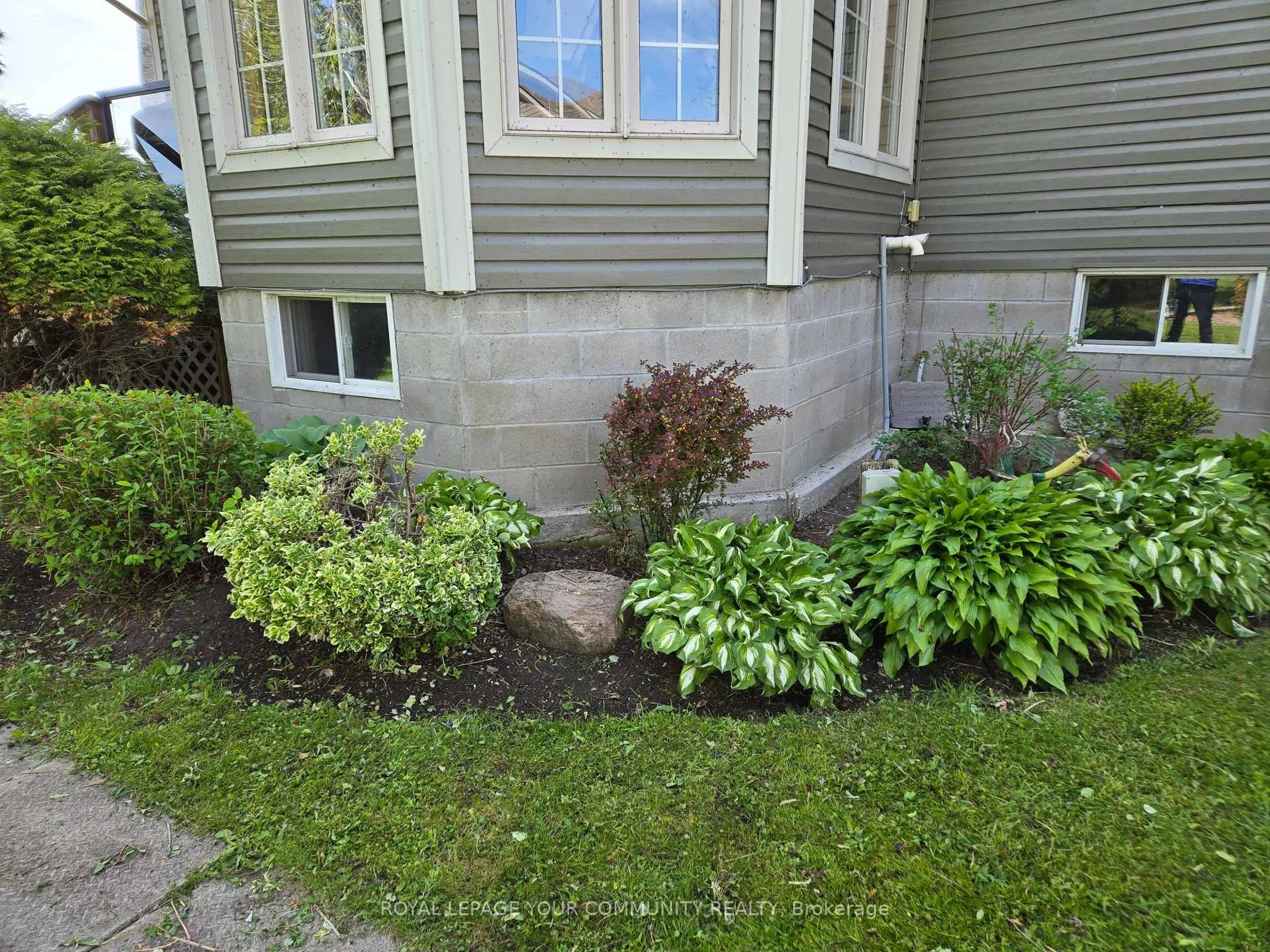 Patio, street for 1070 Loon Rd, Georgina Islands Ontario L0E 1R0