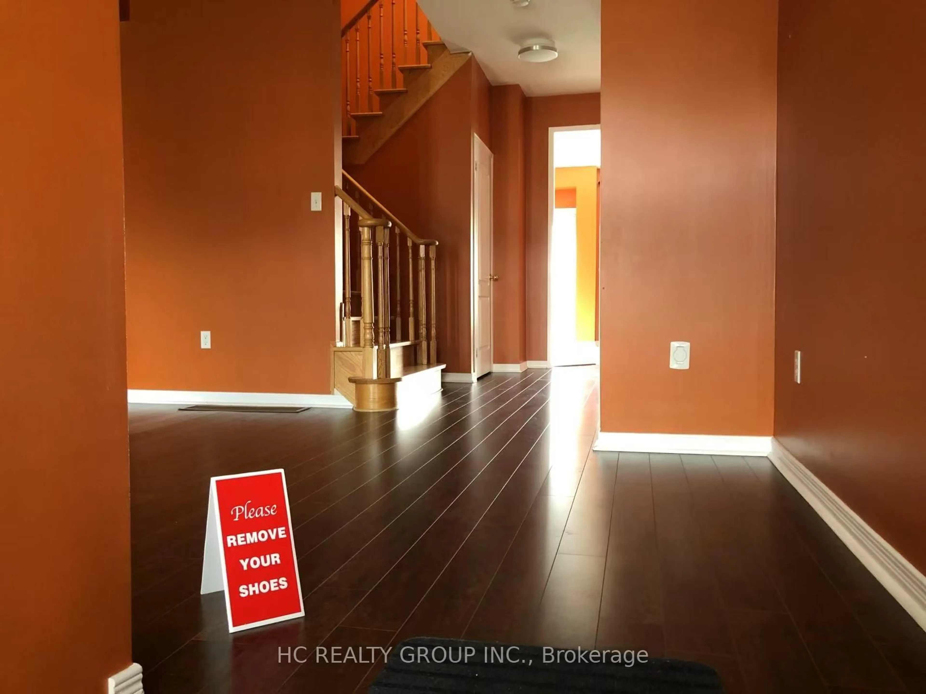 Indoor entryway for 32 Wheelwright Dr, Richmond Hill Ontario L4E 5A4