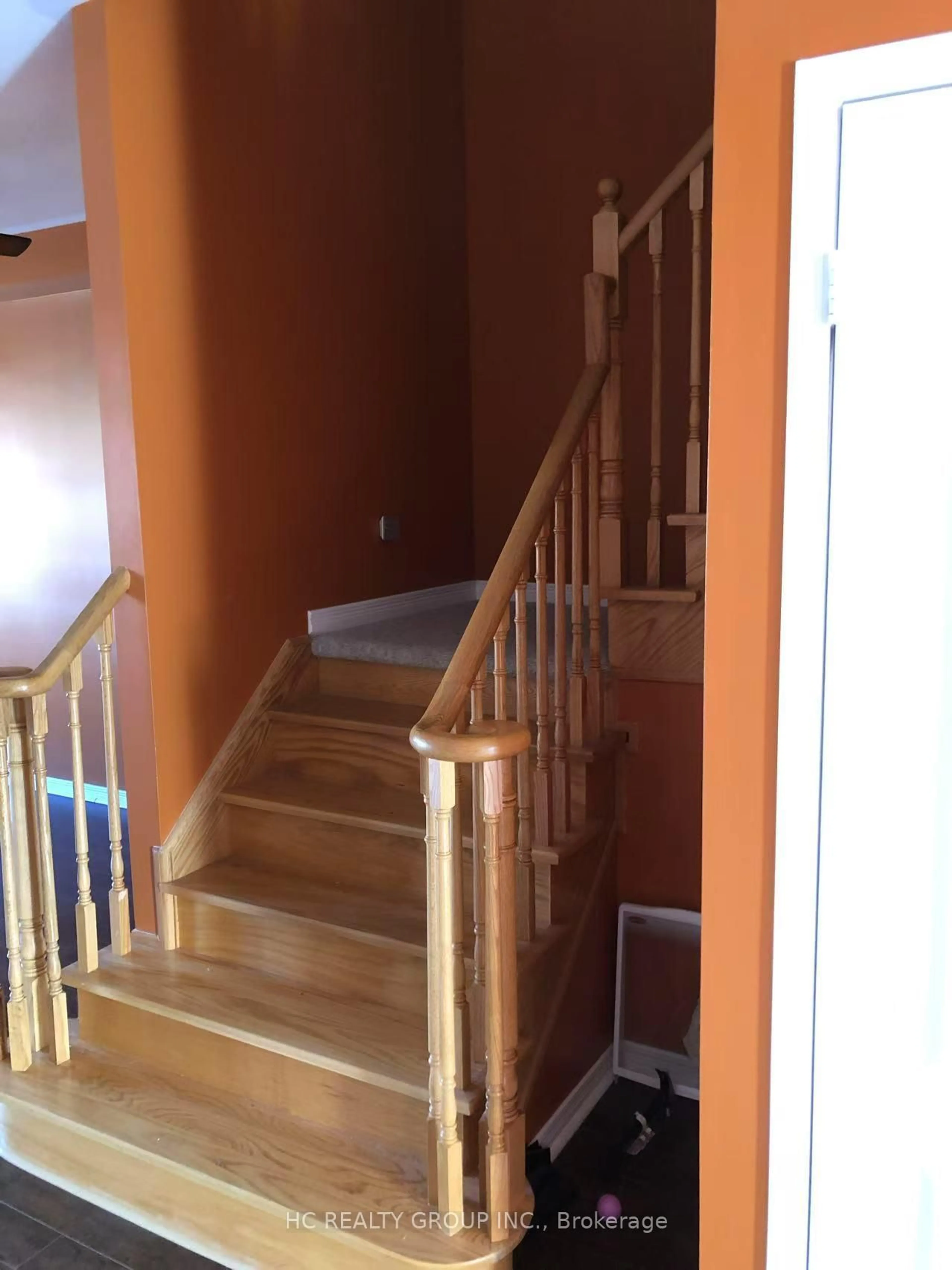 Indoor foyer for 32 Wheelwright Dr, Richmond Hill Ontario L4E 5A4