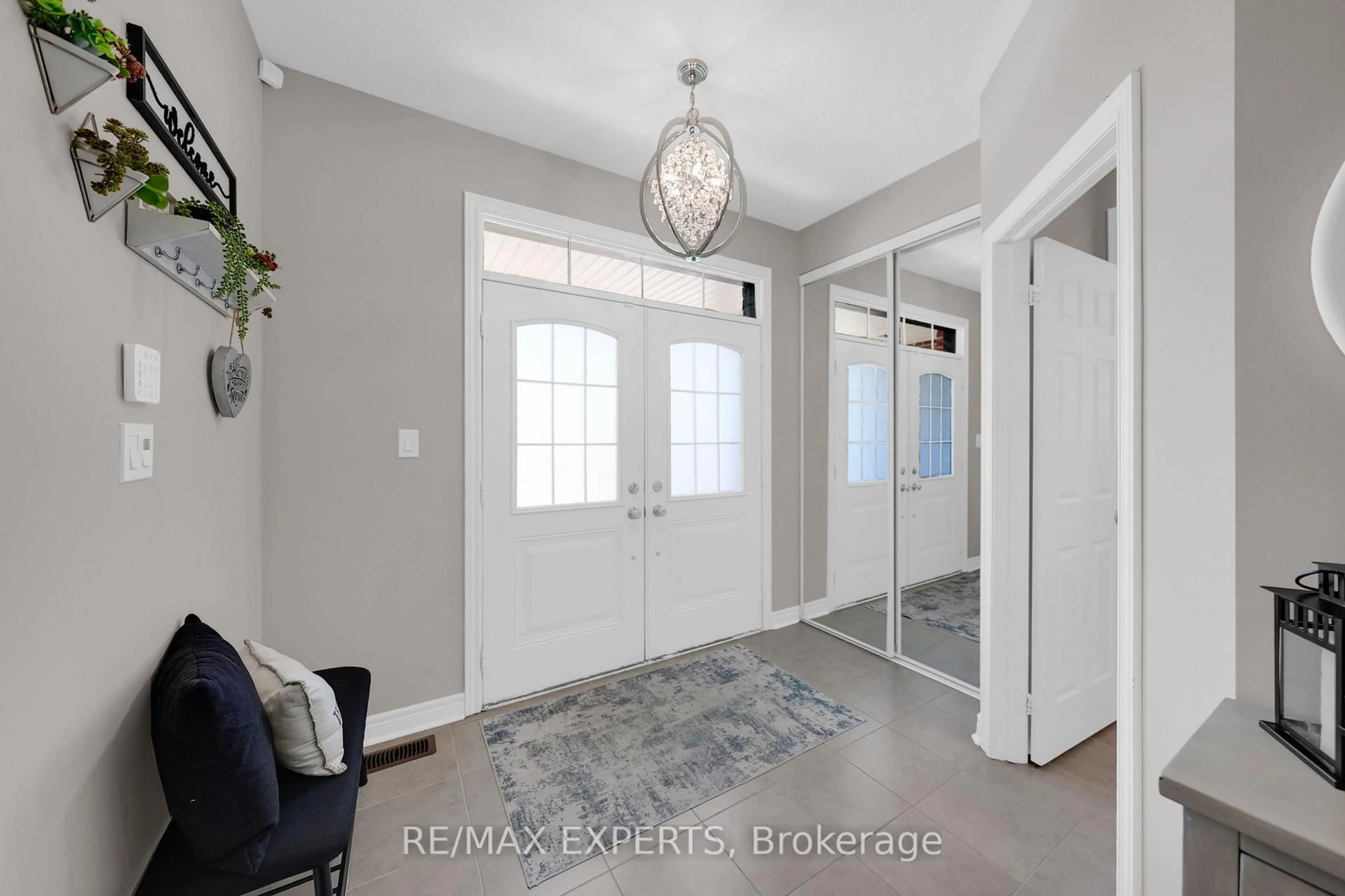 Indoor entryway for 45 McGovern St, New Tecumseth Ontario L0G 1W0