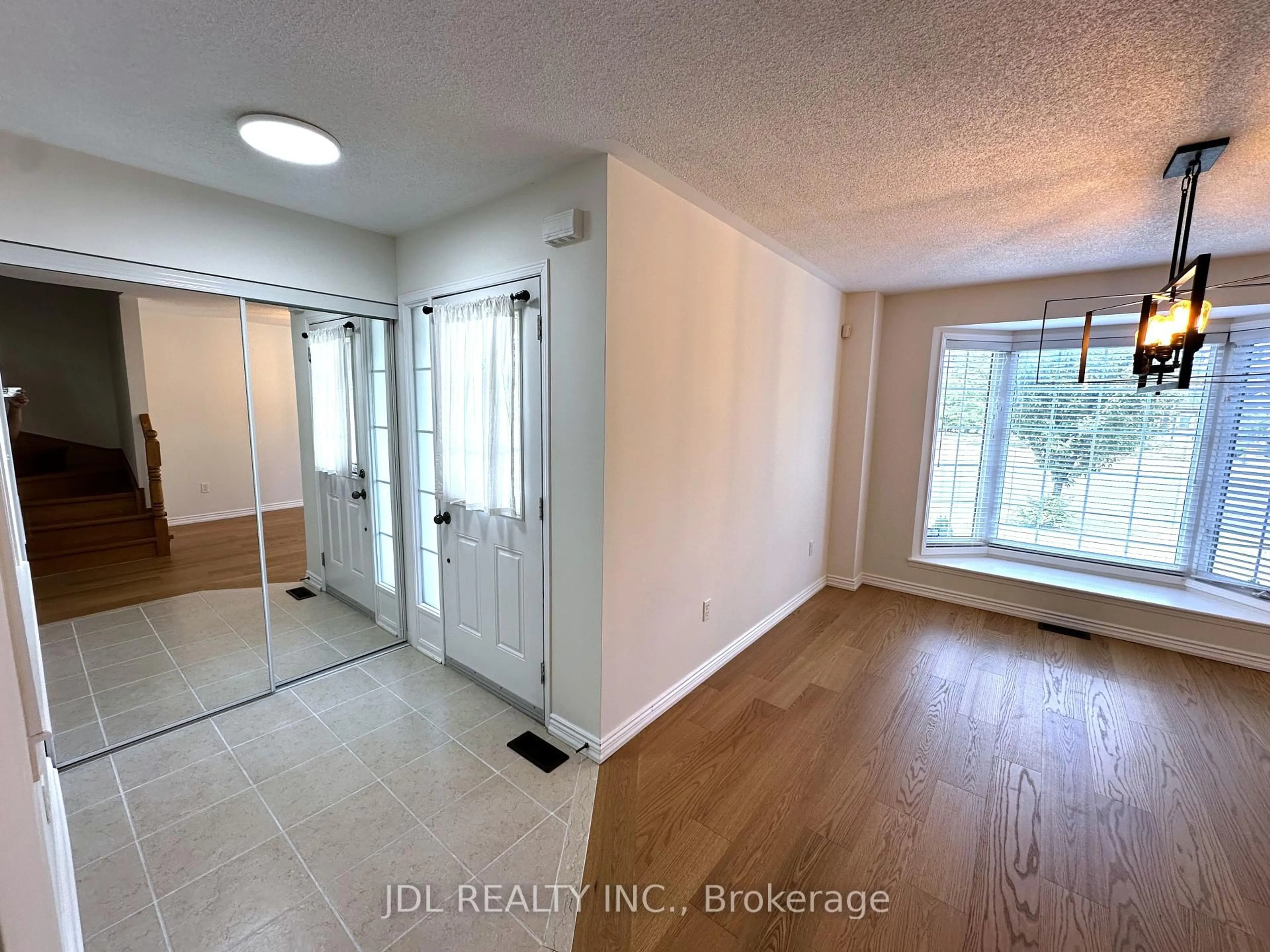Indoor entryway for 124 Gas Lamp Lane, Markham Ontario L6B 0H8