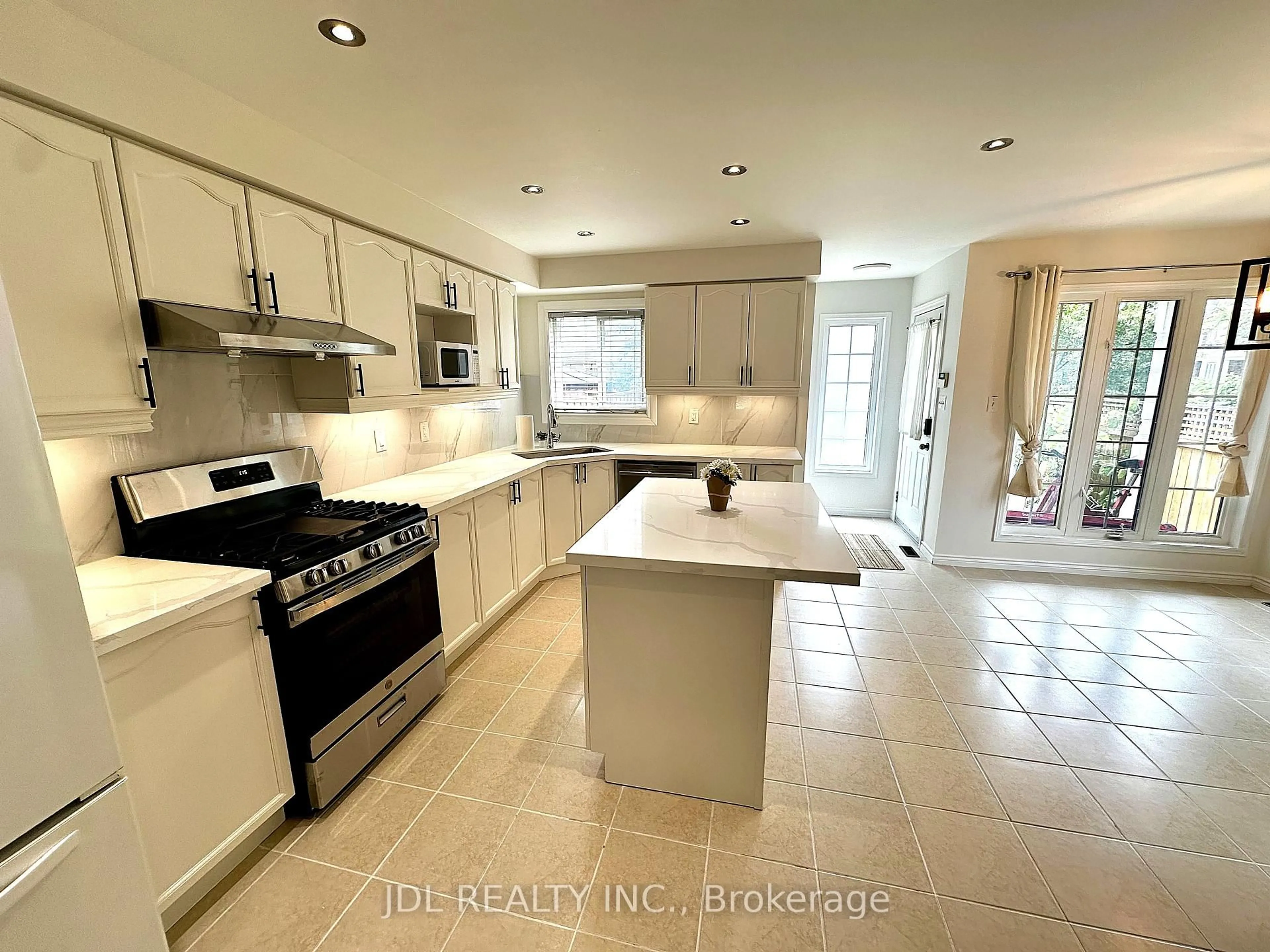 Open concept kitchen, ceramic/tile floor for 124 Gas Lamp Lane, Markham Ontario L6B 0H8