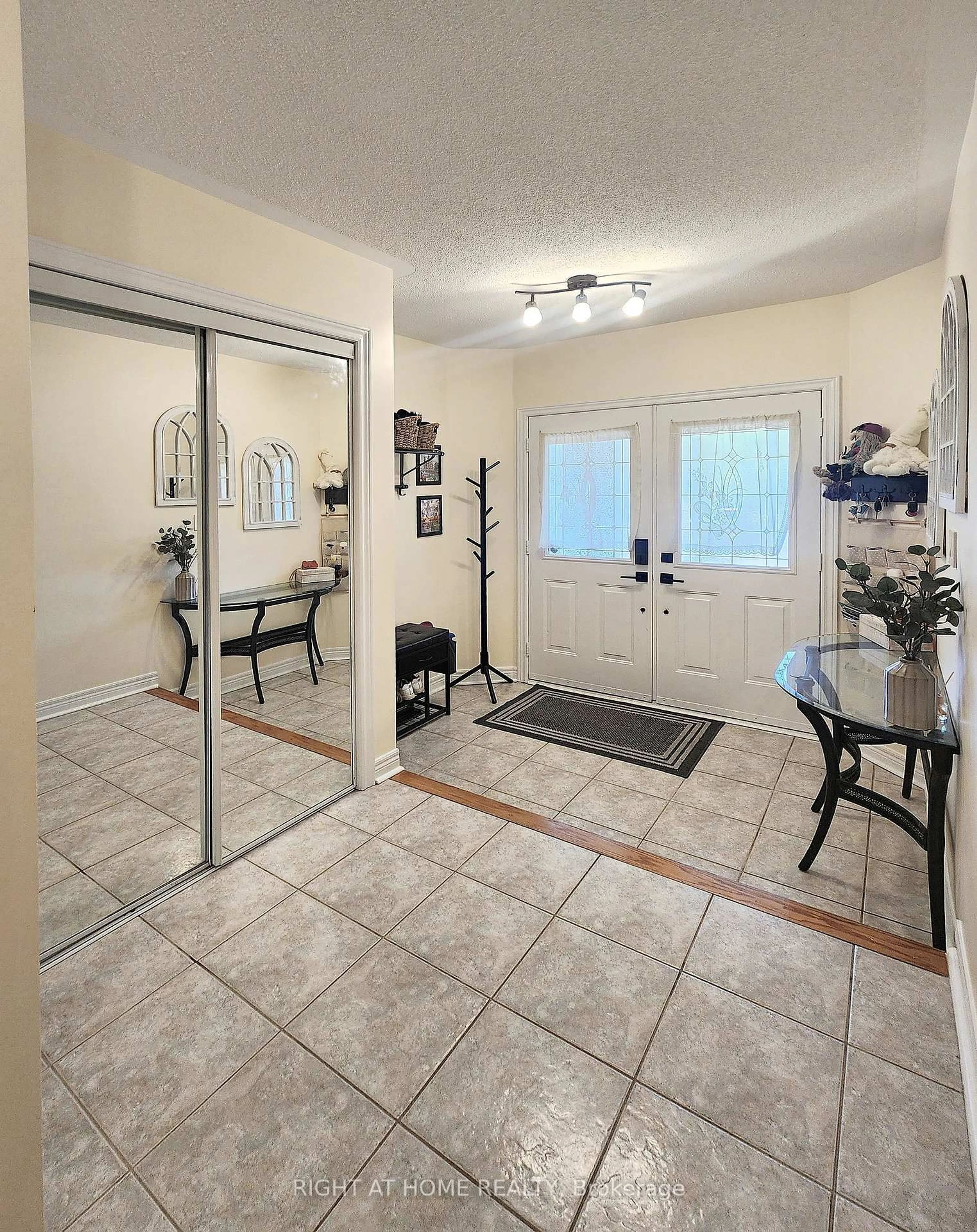 Indoor entryway for 9 Gianmarco Way, Vaughan Ontario L6A 3J4