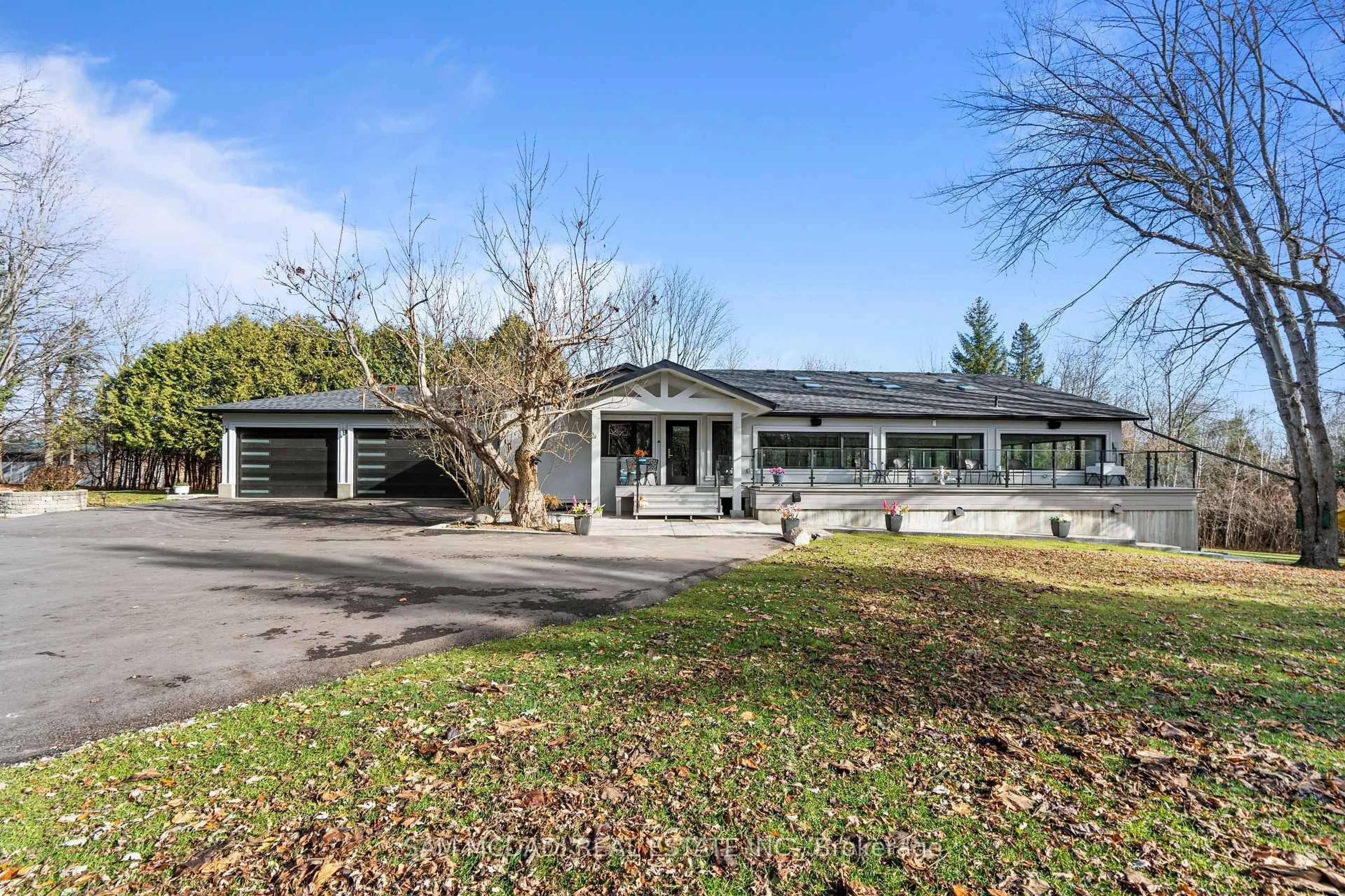 A pic from outside/outdoor area/front of a property/back of a property/a pic from drone, unknown for 2993 Innisfil Beach Rd, Innisfil Ontario L9S 4C3